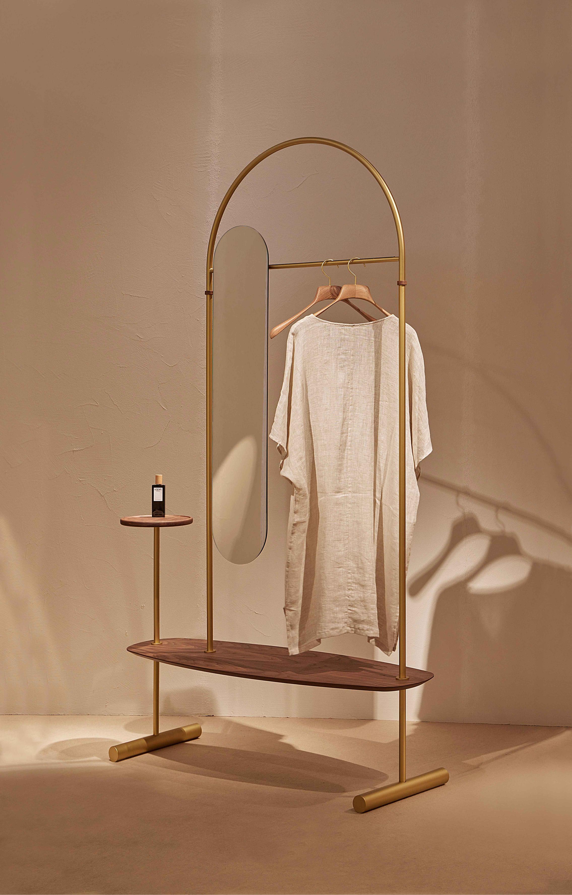 Zrcadlový věšák ARCO ořechové dřevo s mosazným povrchem
