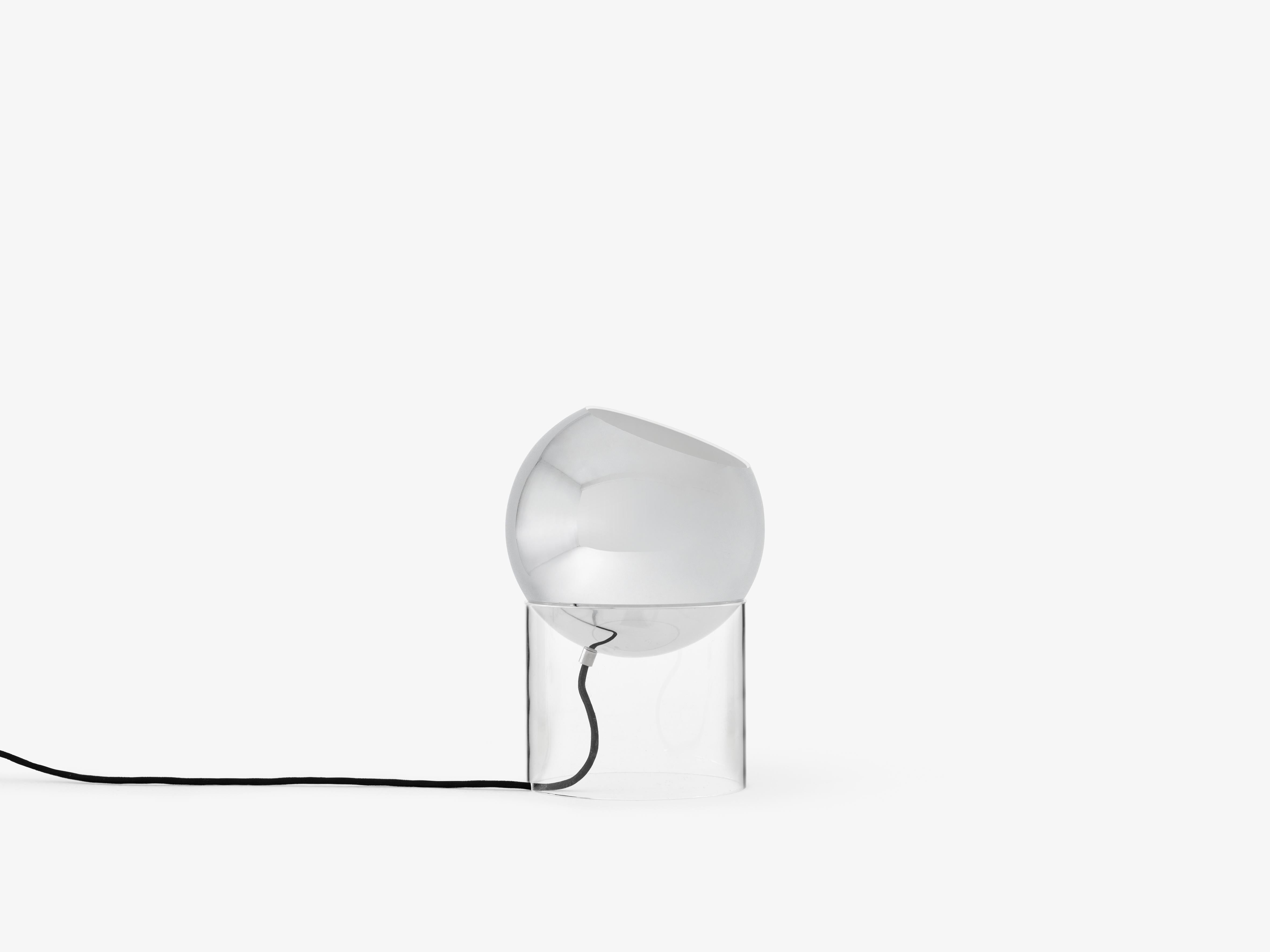 Stolní lampa TOPAN VP13 s chromovaným stínidlem a transparentním podstavcem.