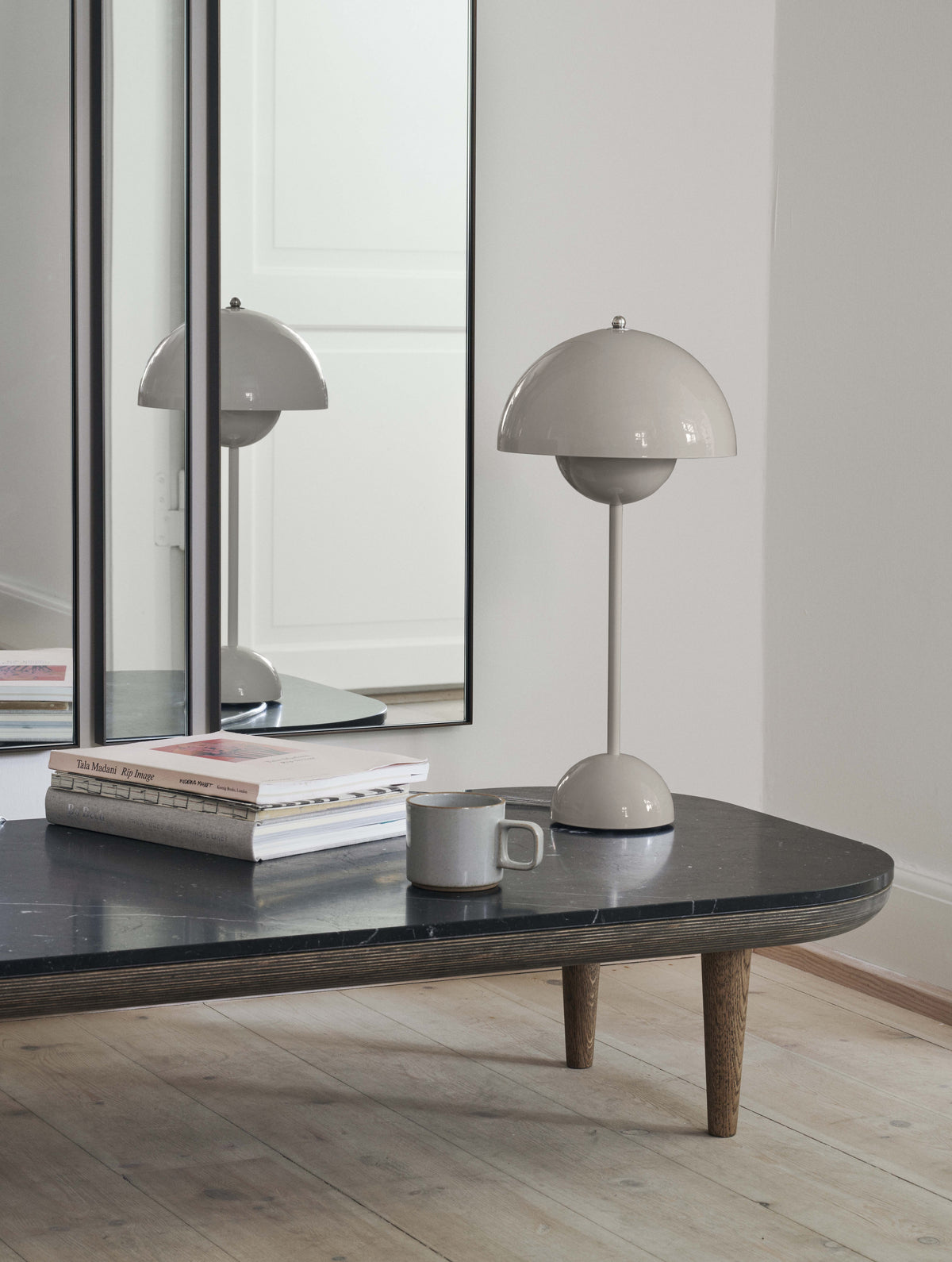 Stolní lampa FLOWERPOT VP3 šedobéžová