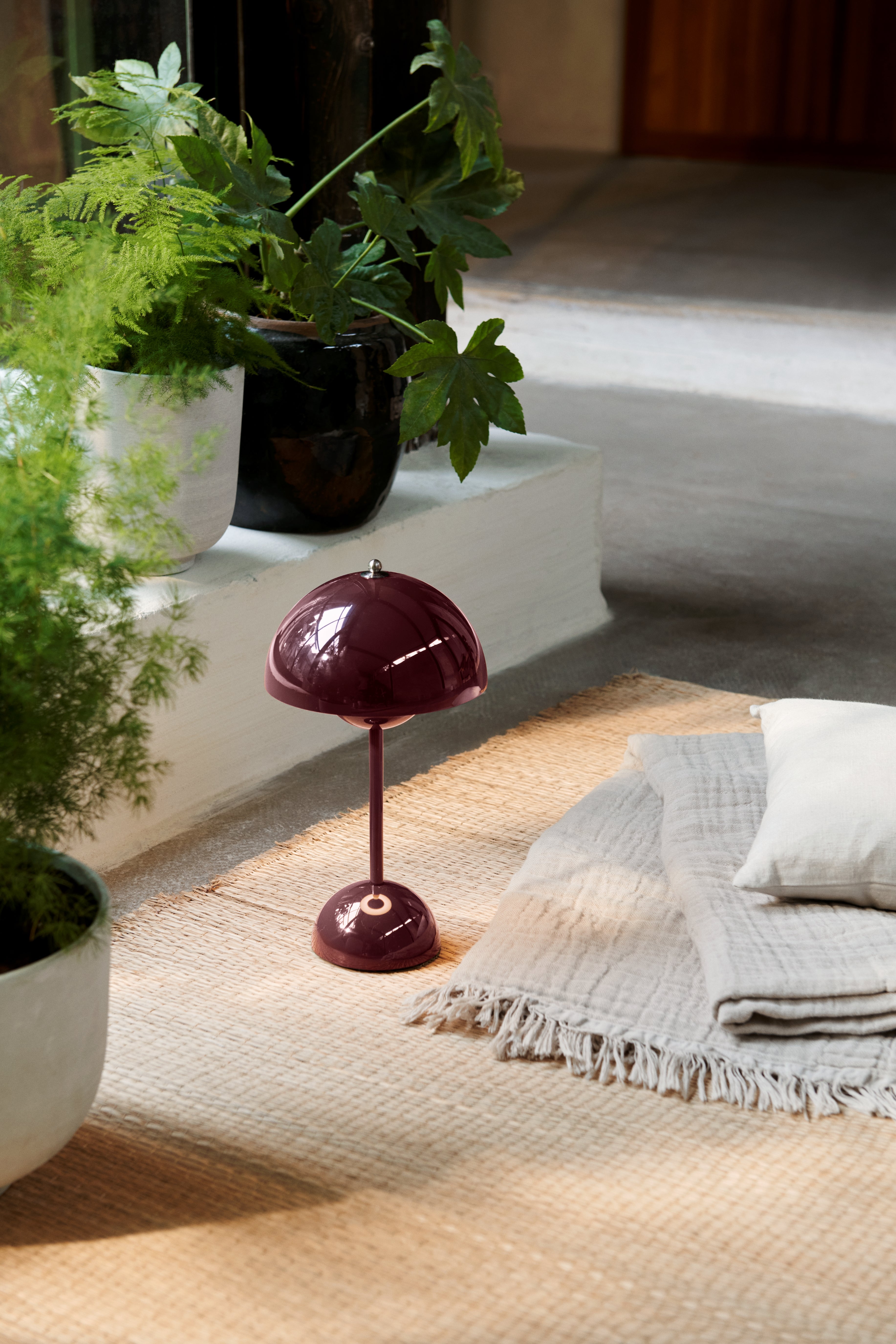 Lampa prenosná FLOWERPOT VP9 tmavě švestková