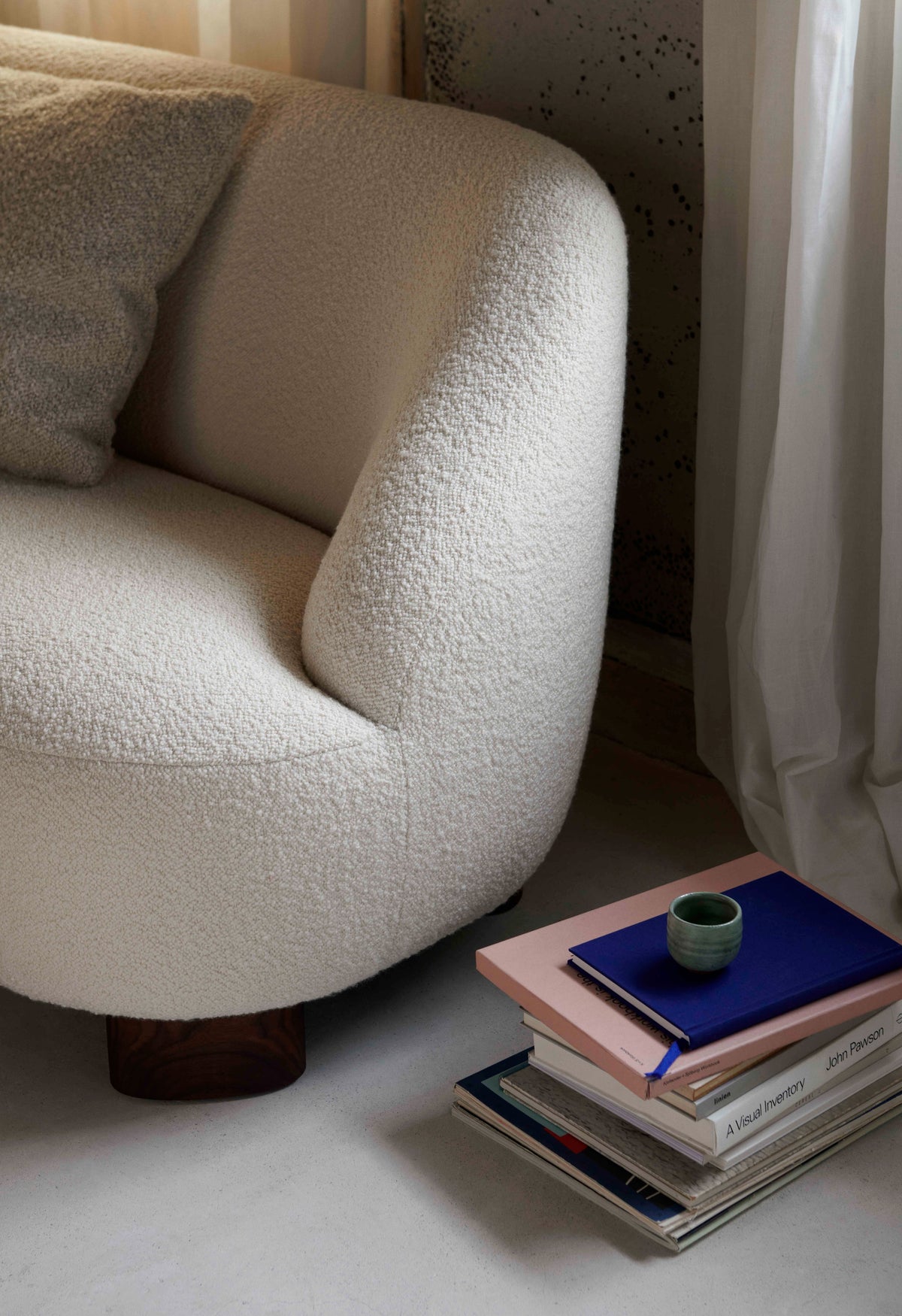Sofa pro 2 osoby MARGAS LC3 čalouněná s dubovou základnou