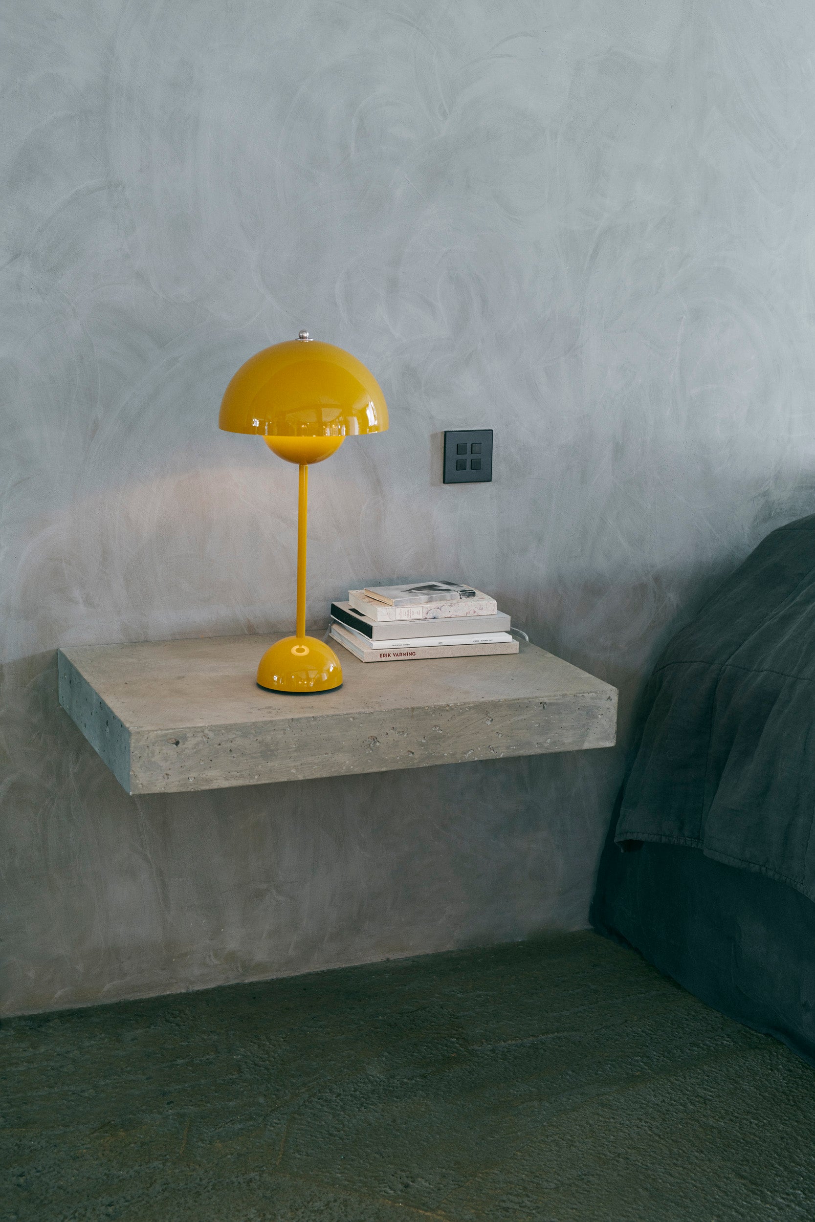 Stolní lampa FLOWERPOT VP3 hořčicová