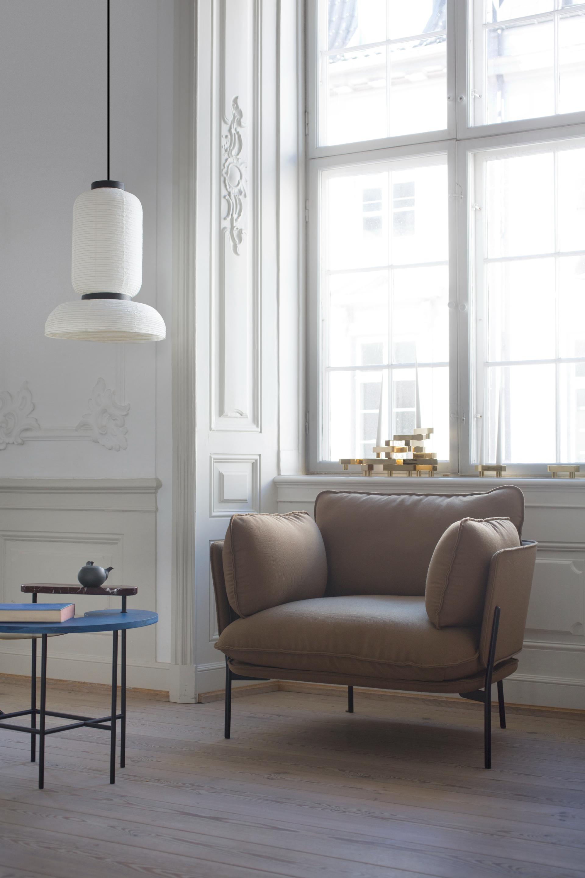 Lampa visící FORMAKAMI JH3 s bílým papírovým stínidlem a černým dubovým povrchem.