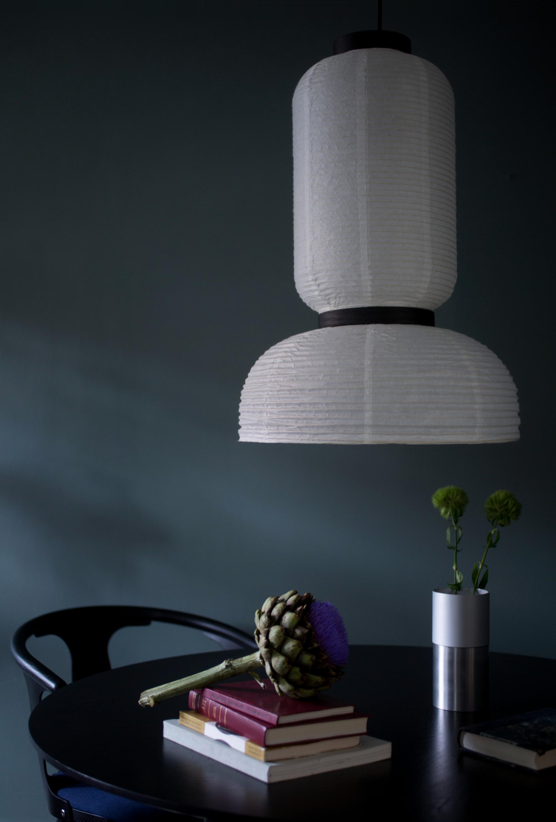 Lampa visící FORMAKAMI JH3 s bílým papírovým stínidlem a černým dubovým povrchem.
