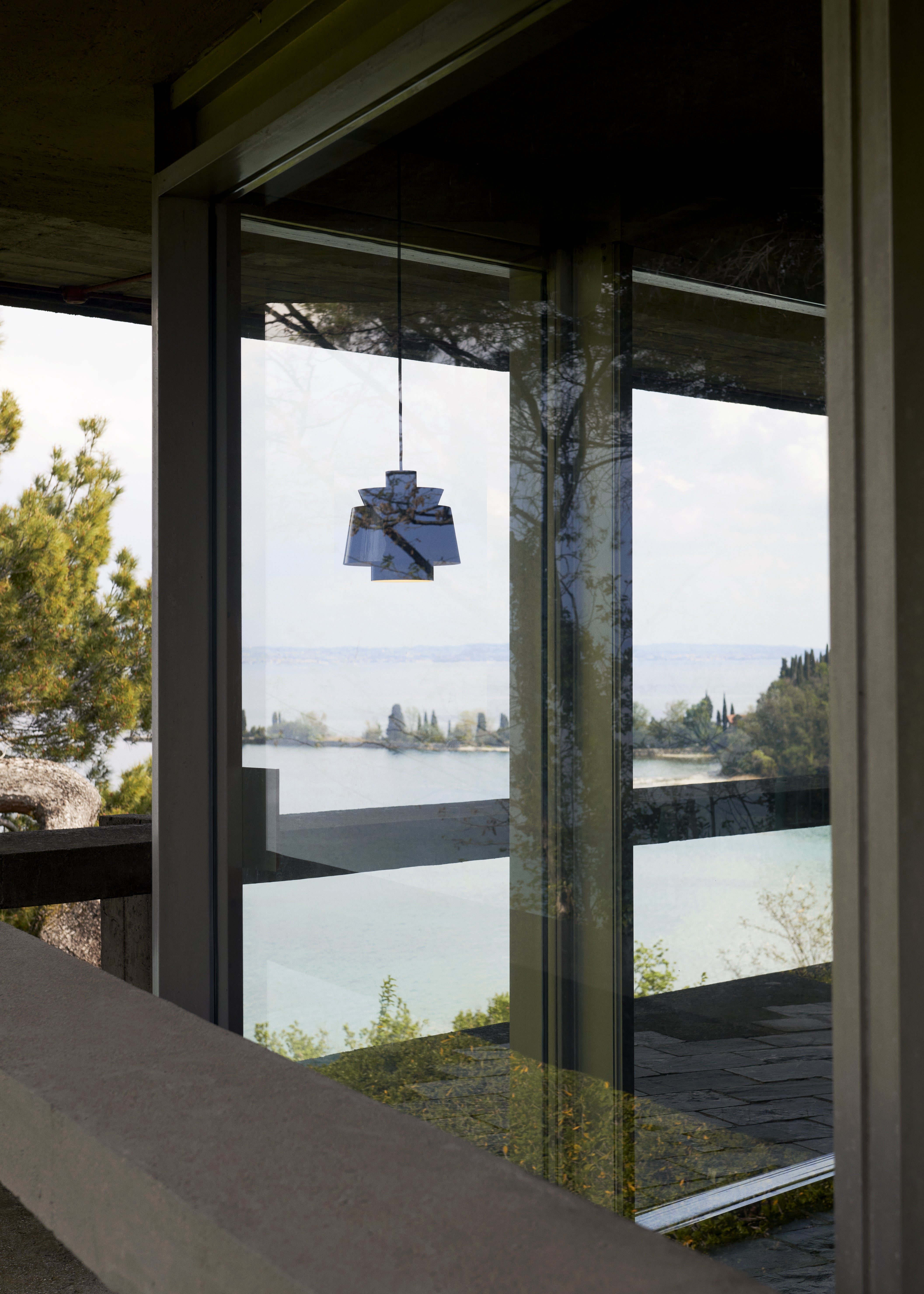 Lampa visící UTZON JU1 šedobluá