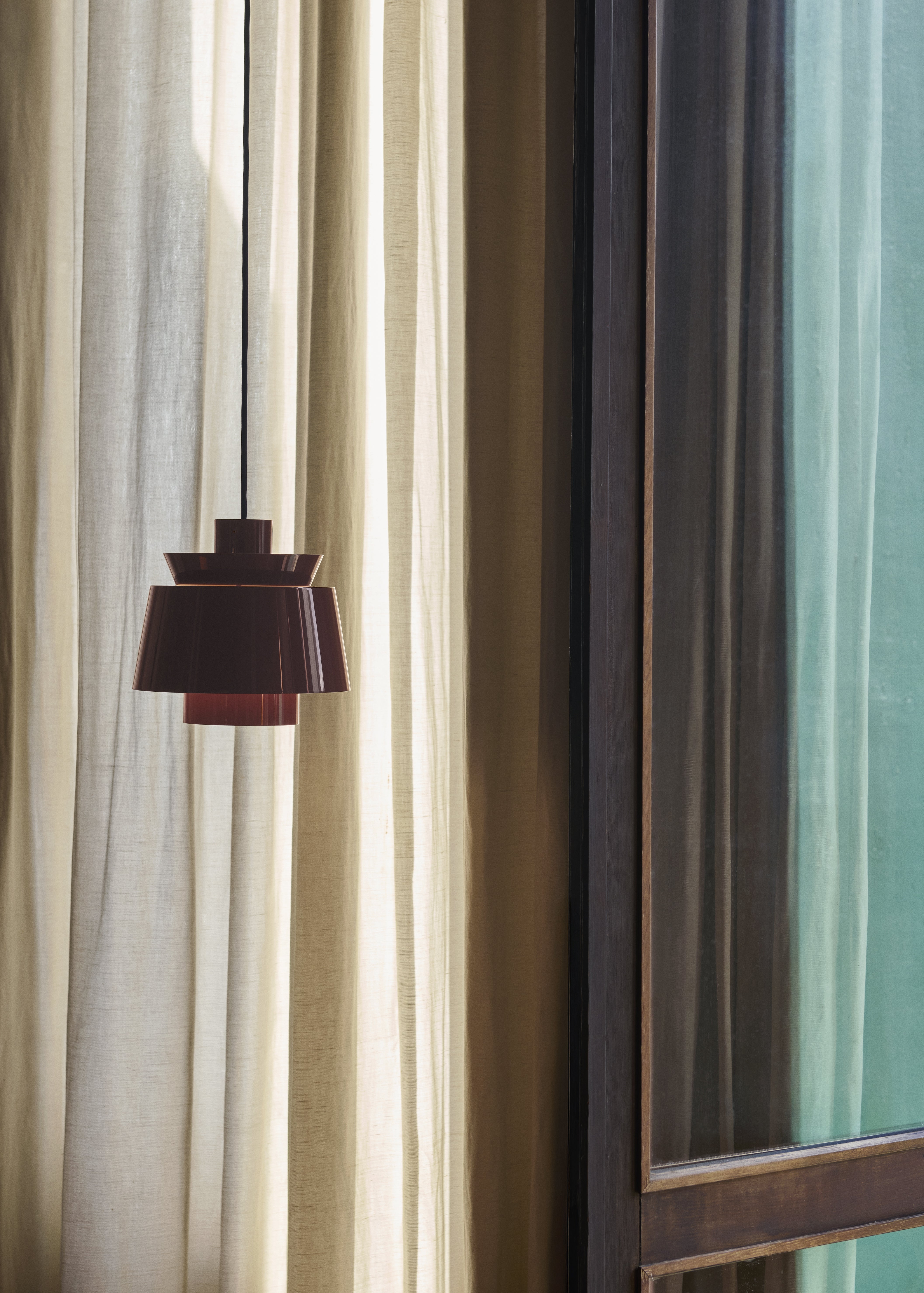 Lampa visící UTZON JU1 burgundská