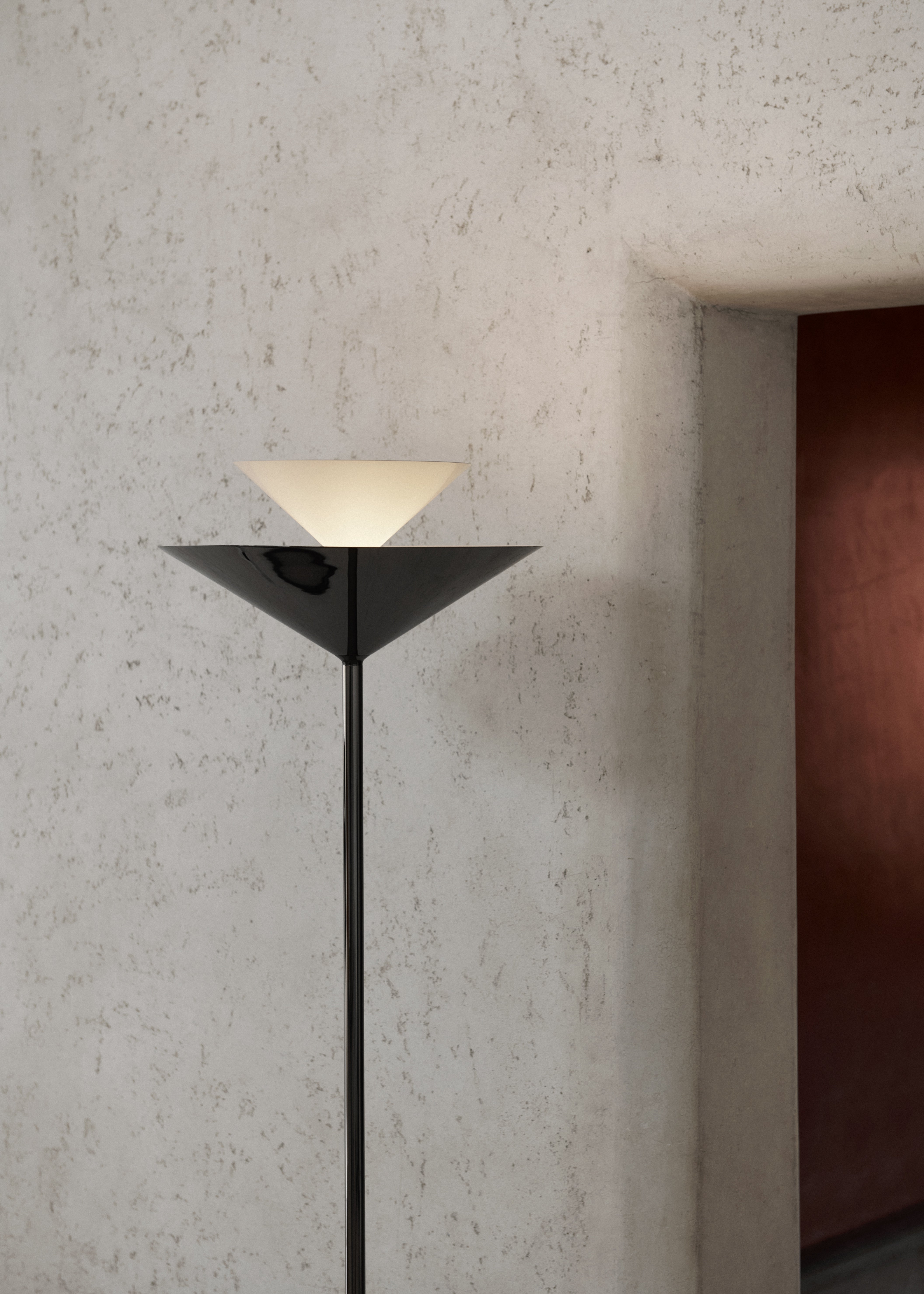 Podlahová lampa GIO LN28 v chromovém provedení s hnědou mramorovou základnou