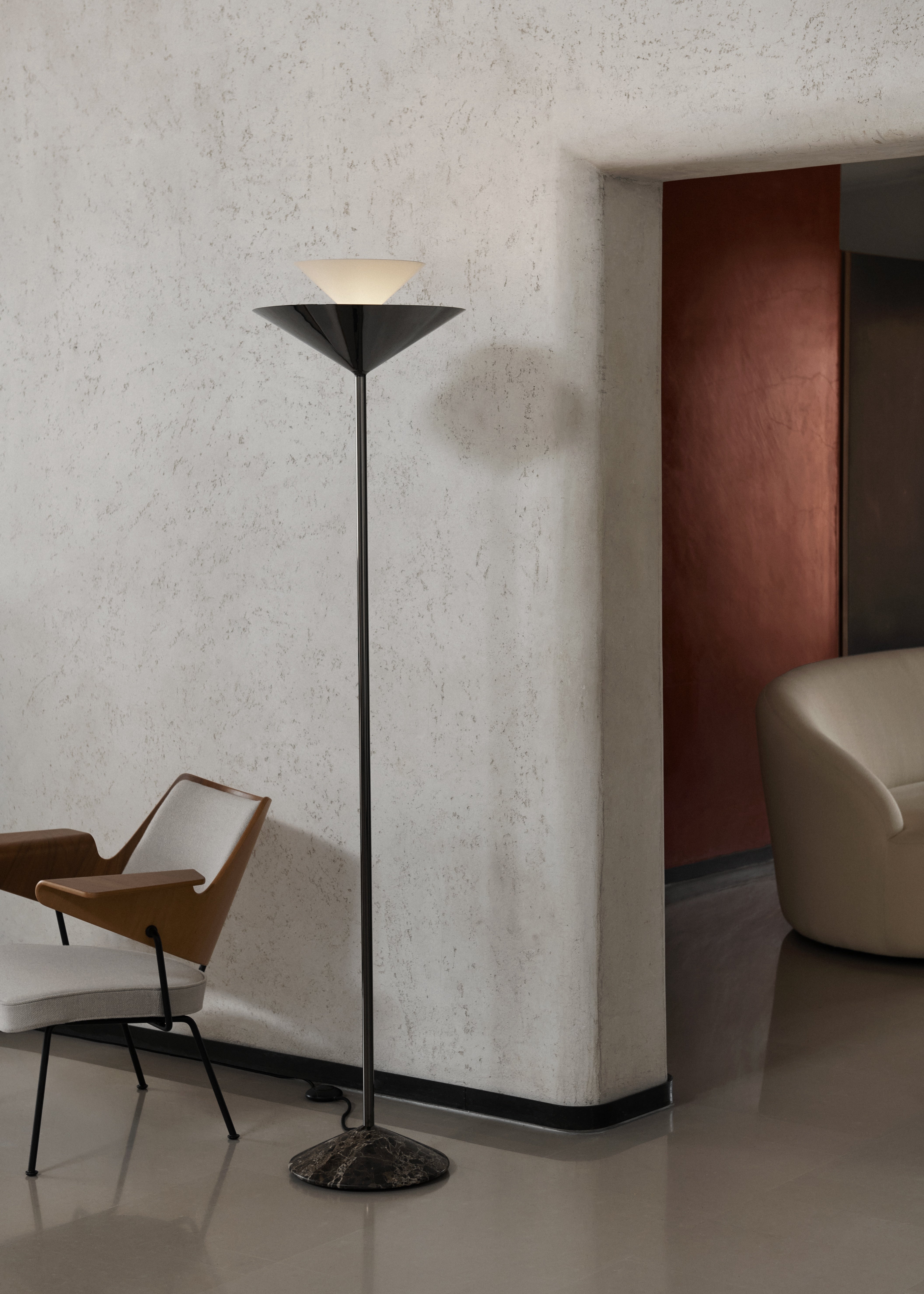 Podlahová lampa GIO LN28 v chromovém provedení s hnědou mramorovou základnou