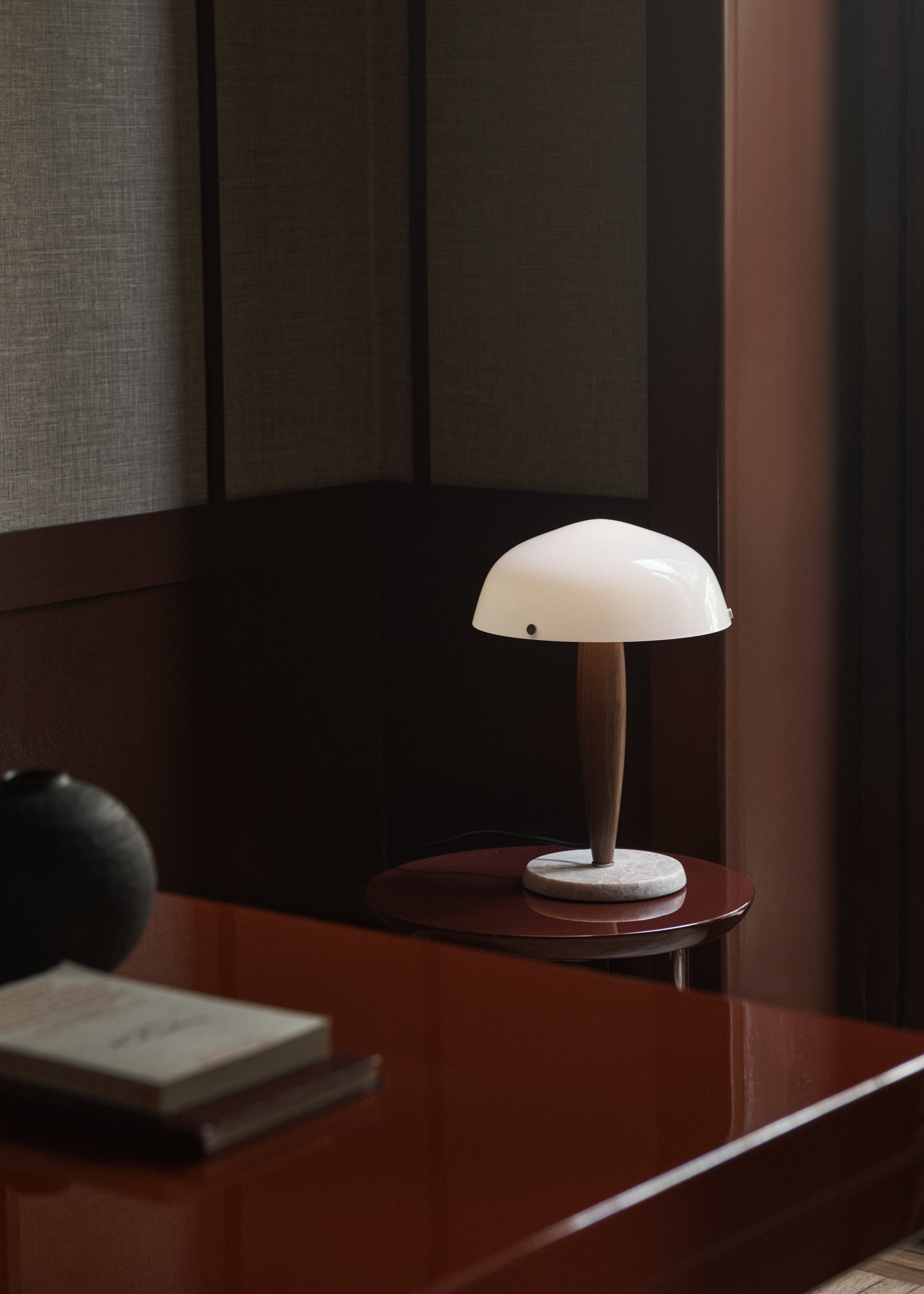 Stolní lampa HERMAN SHY3 opálové sklo s ořechovým dřevem a krémovým mramorovým podstavcem