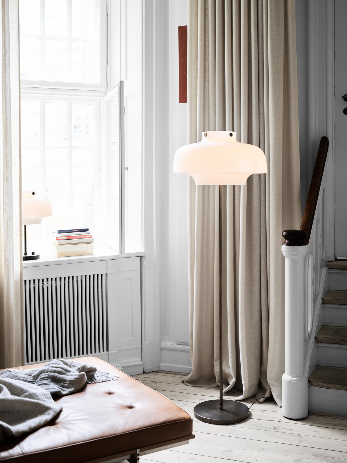 Podlahová lampa COPENHAGEN SC14 s opálovým stínidlem a bronzově mosazným podstavcem
