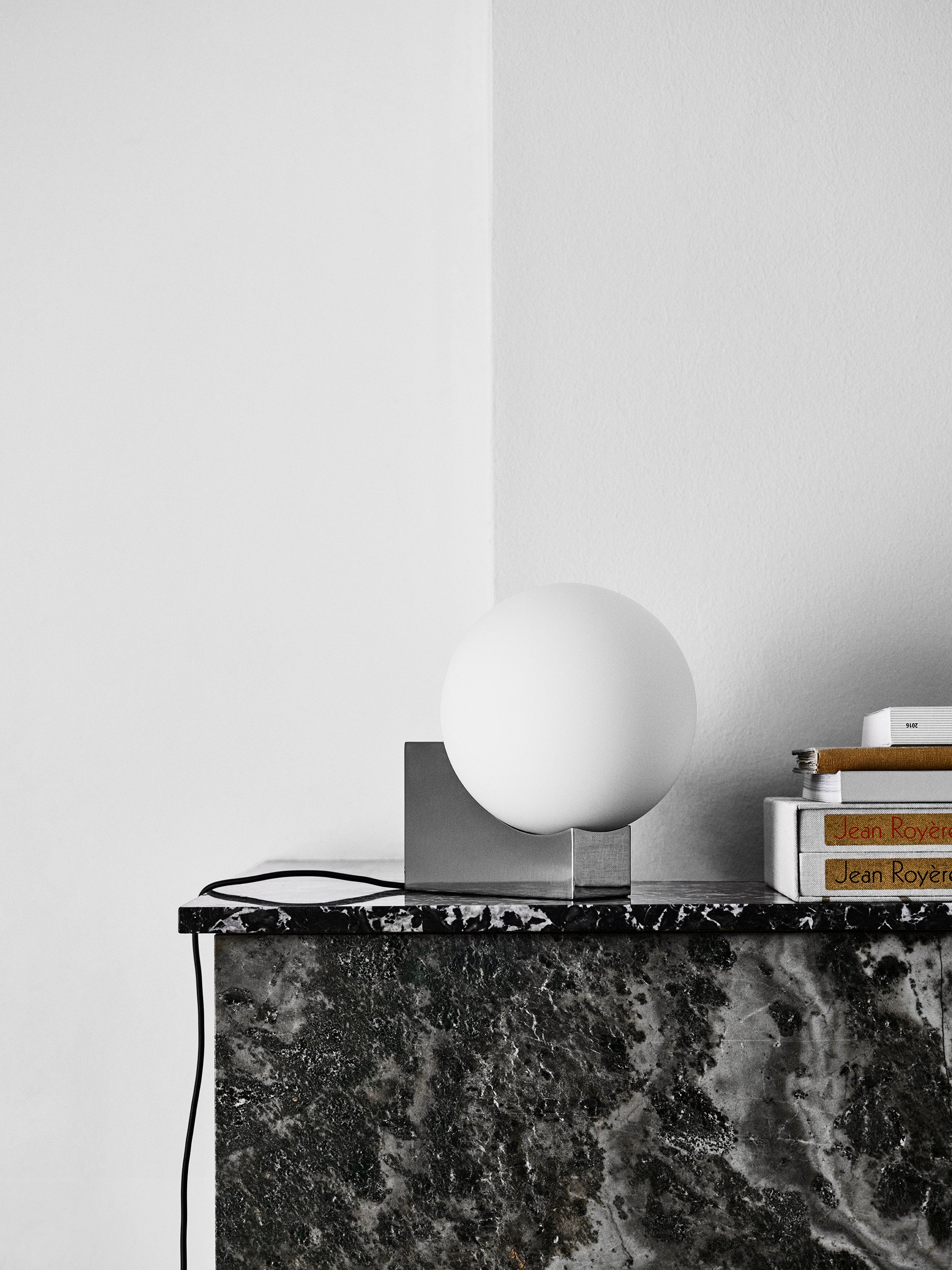 Stolní lampa JOURNEY SH1 s mléčným stínidlem a šedým podstavcem.
