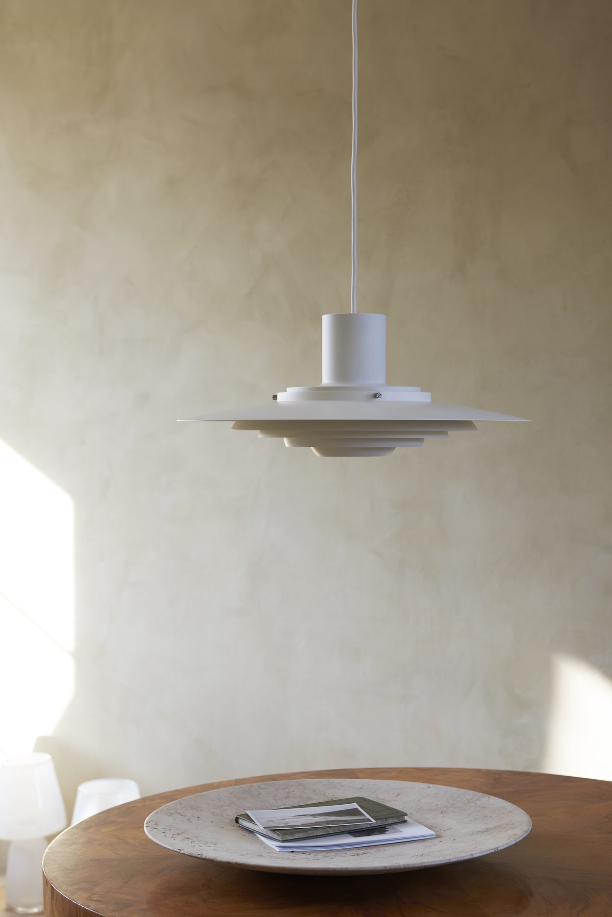 Matná bílá závěsná lampa P376