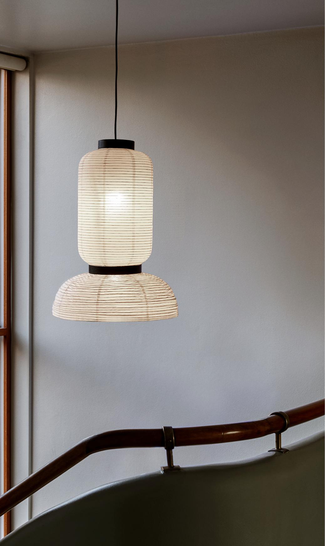 Lampa visící FORMAKAMI JH3 s bílým papírovým stínidlem a černým dubovým povrchem.