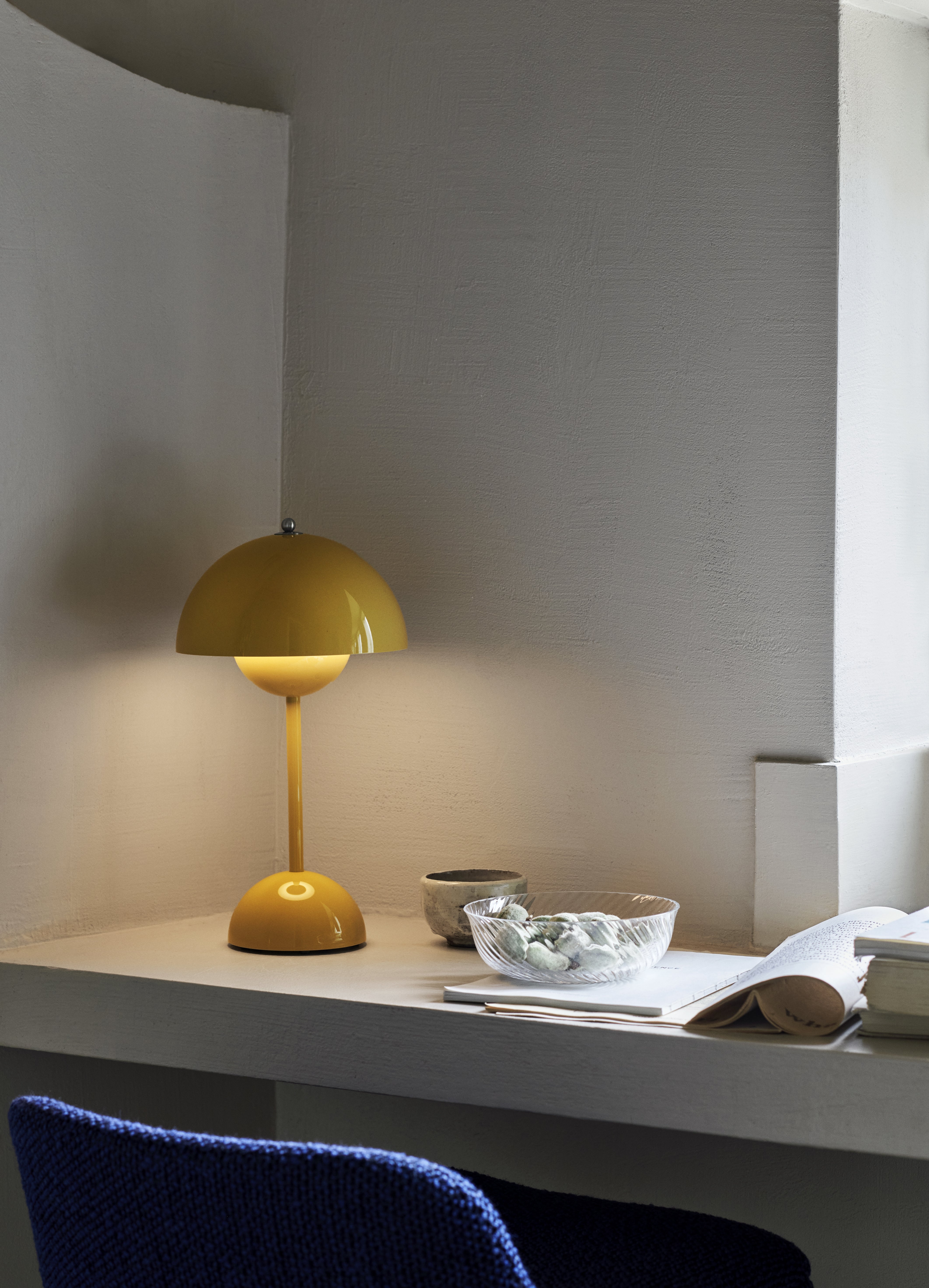Přenosná lampa FLOWERPOT VP9 v hořčicové barvě