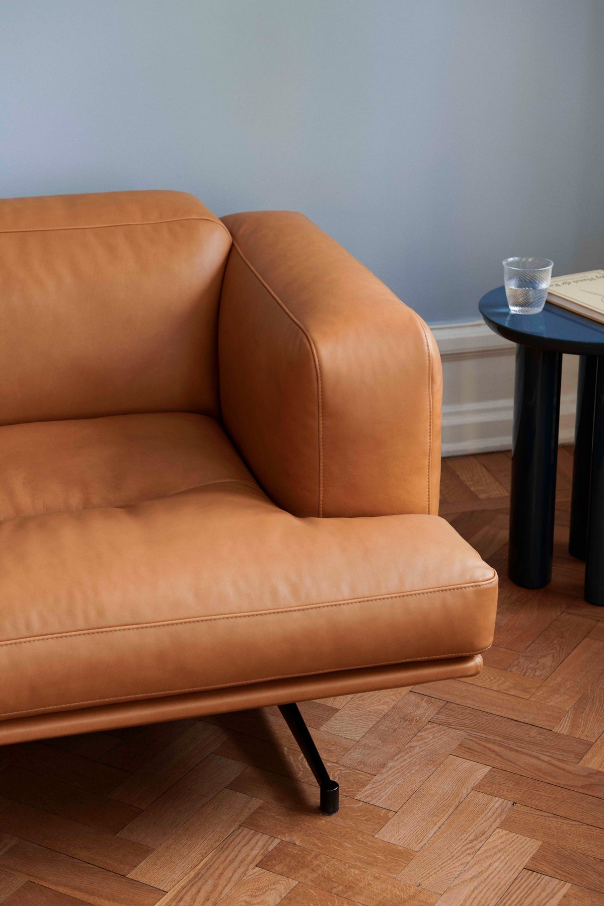 Sofa pro 3 osoby INLAND AV23 čalouněná s černým podstavcem