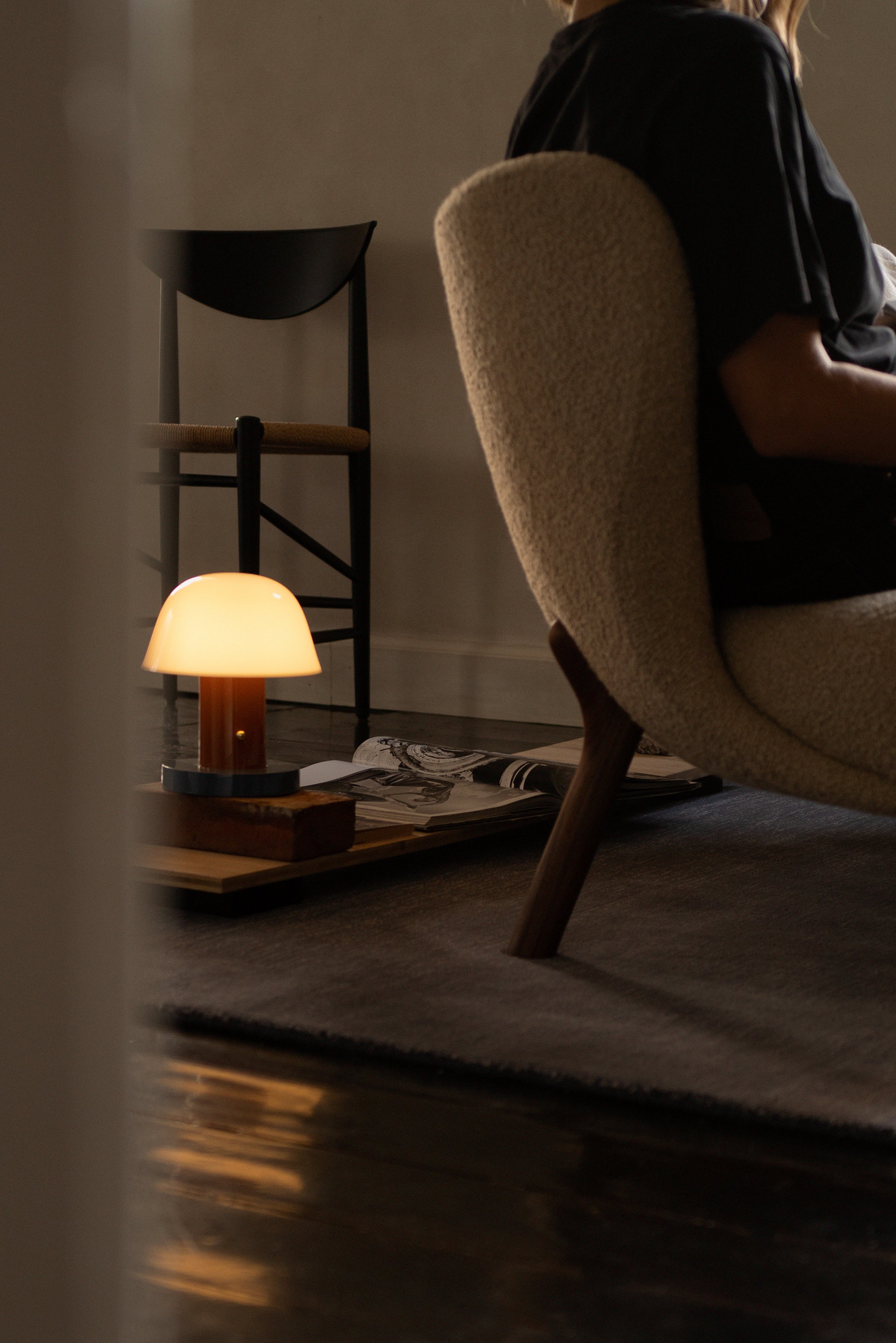 Lampa prenosná SETAGO JH27 s krémovým stínidlem a oranžovo-modrým podstavcem.