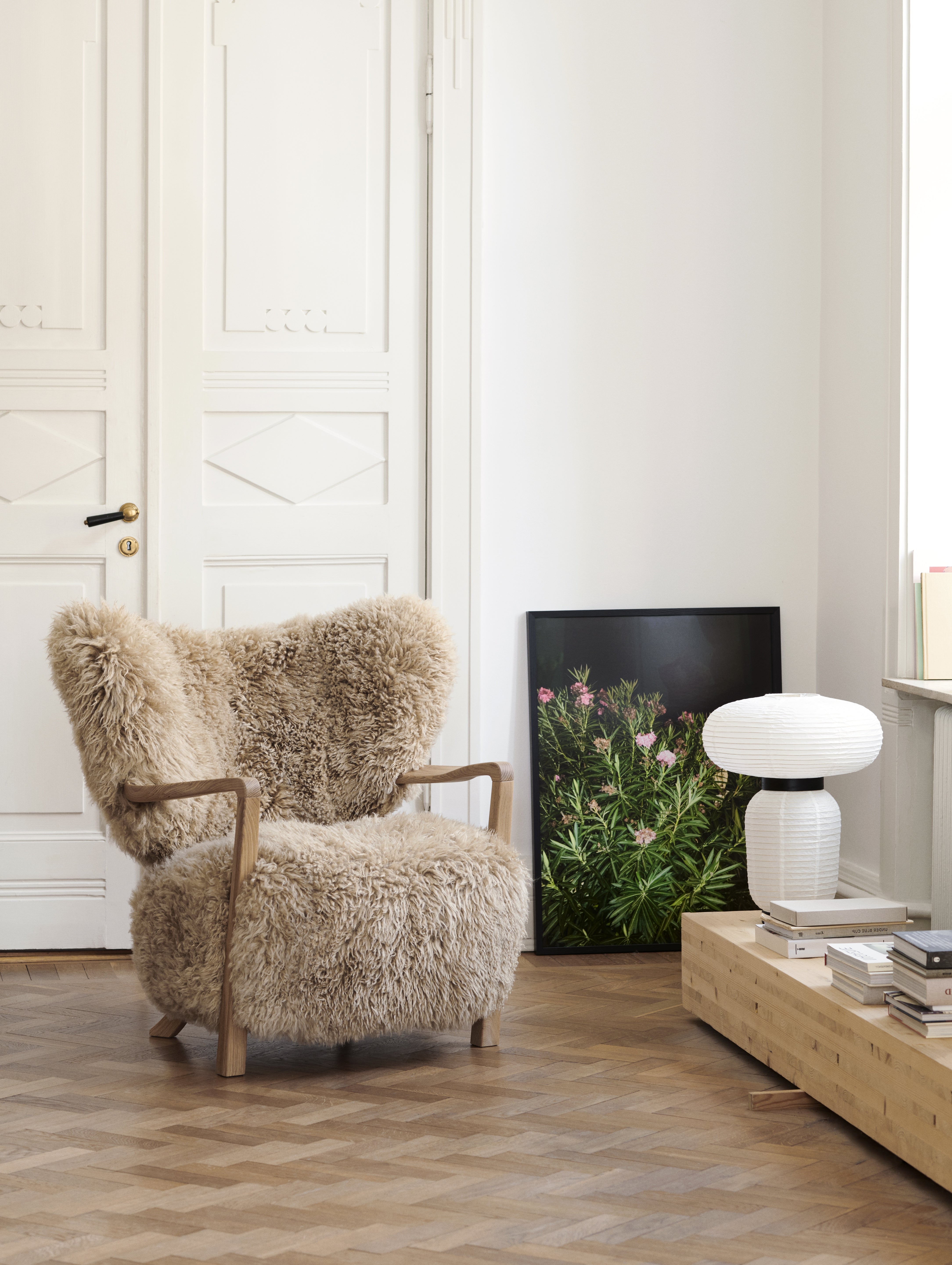 Stolní lampa FORMAKAMI JH18 s bílým papírovým stínidlem a černým dubovým povrchem
