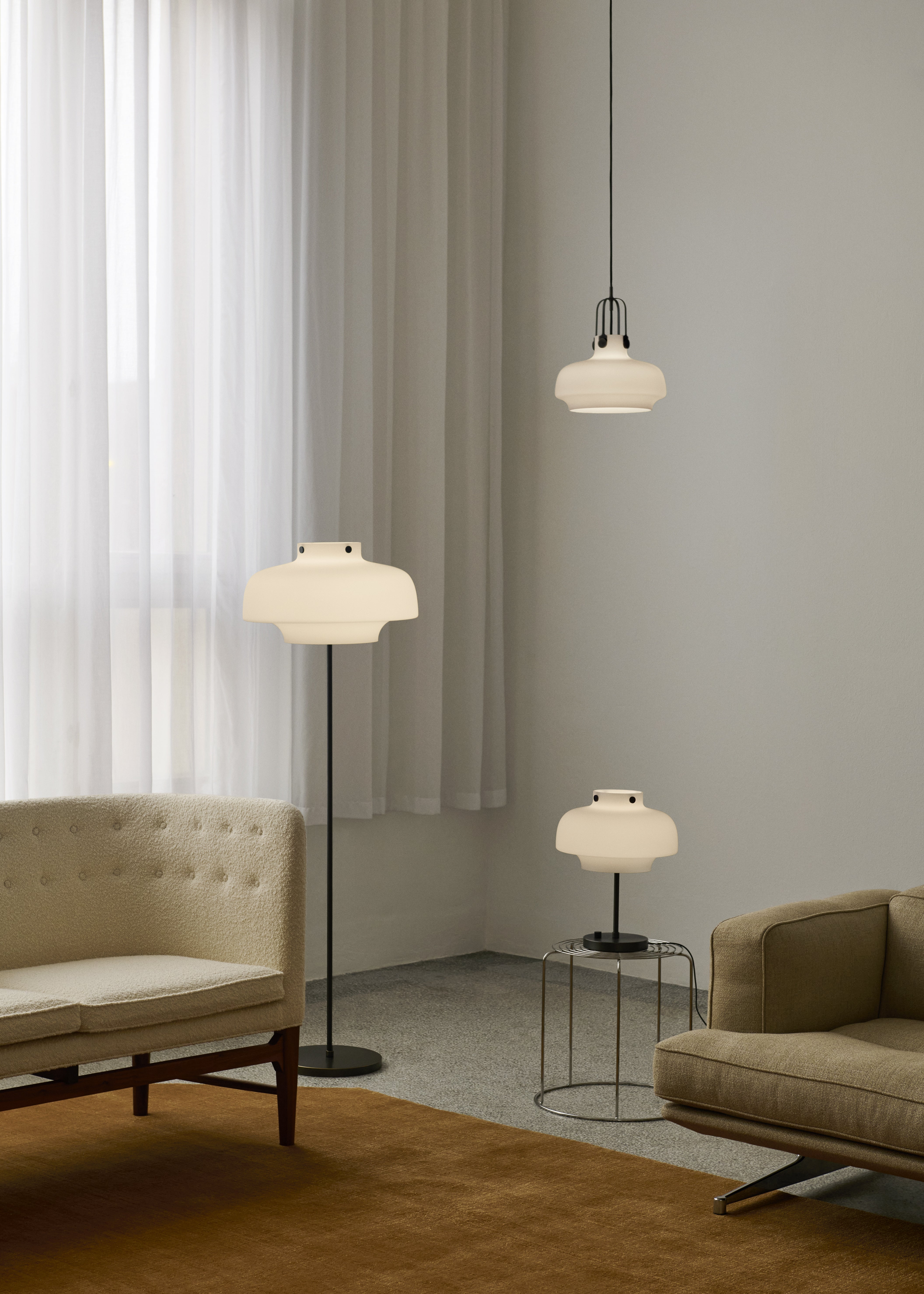 Lampa visící COPENHAGEN s opálovým stínidlem a hnědým povrchem.