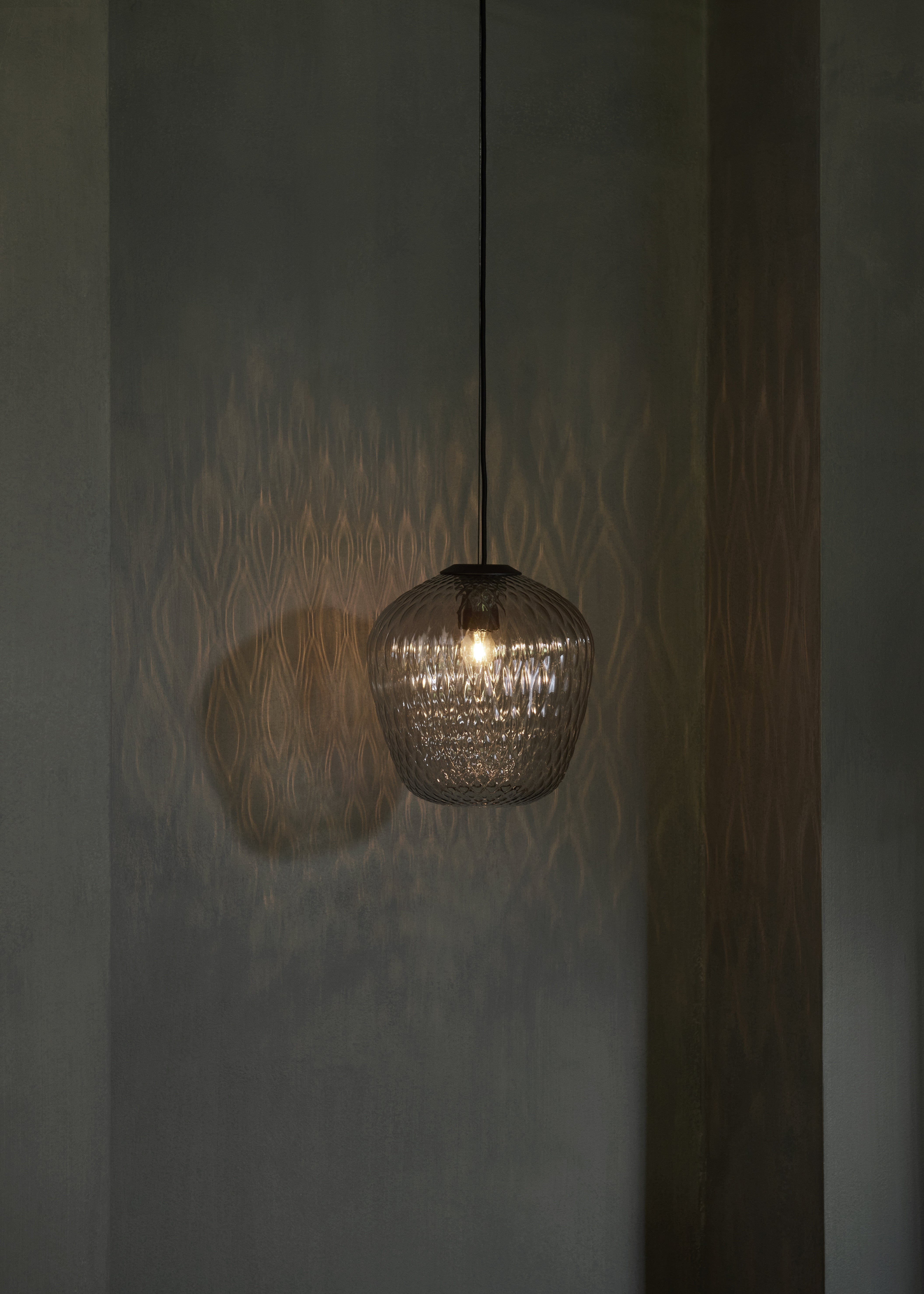 Lampa visící BLOWN s lesklým stínidlem