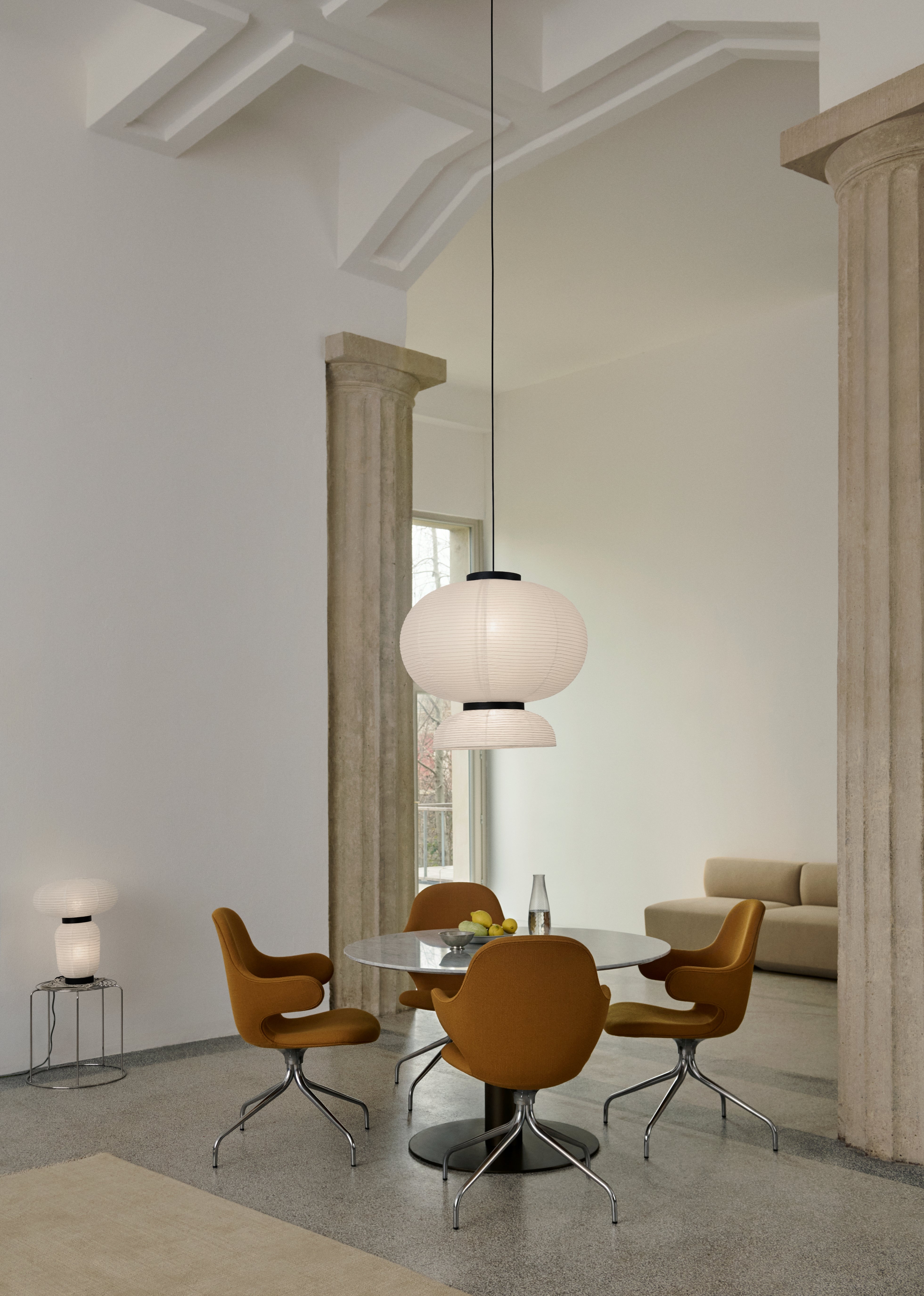 Lampa visící FORMAKAMI JH5 s bílým papírovým stínidlem a černým dubovým povrchem.