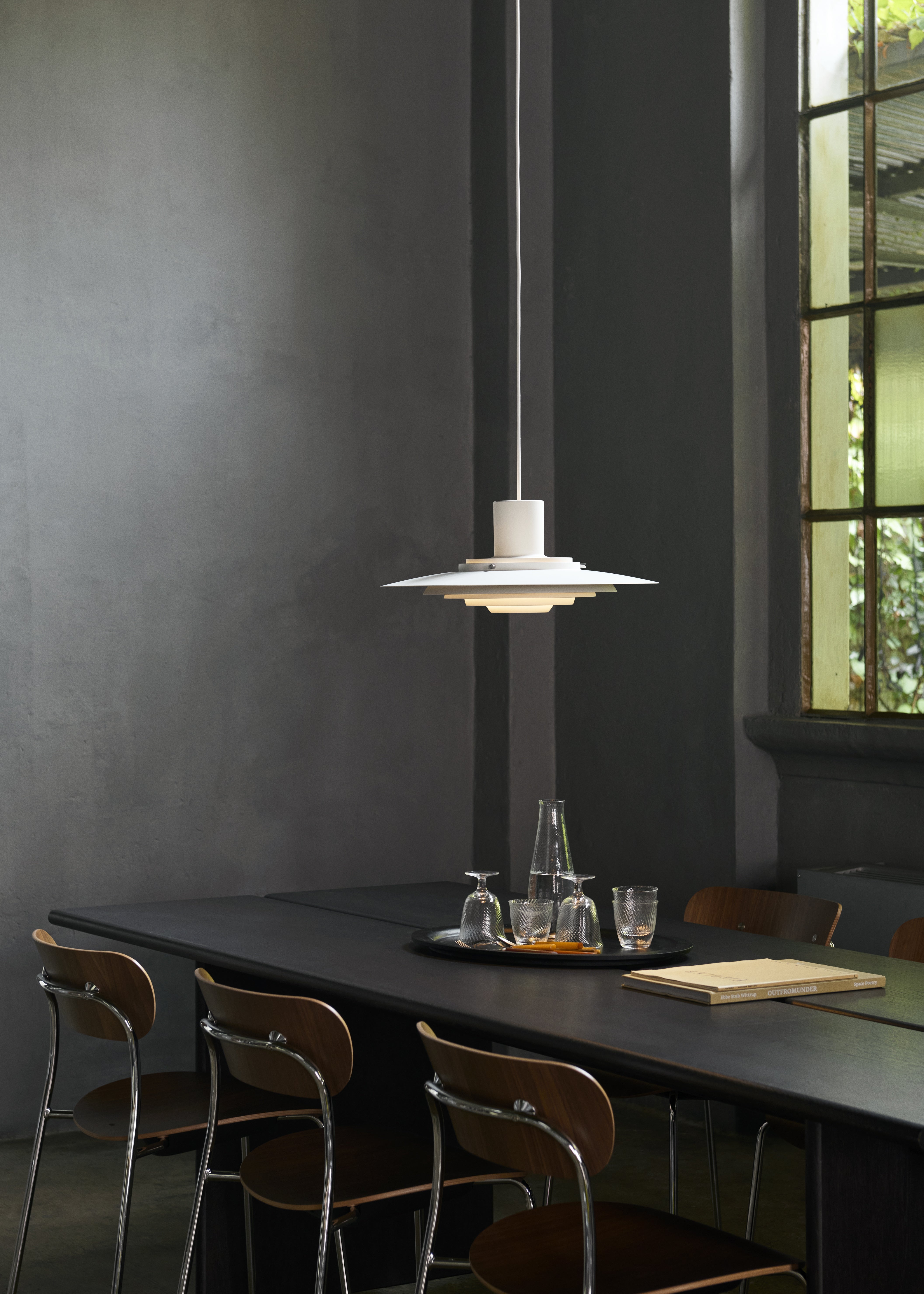 Matná bílá závěsná lampa P376