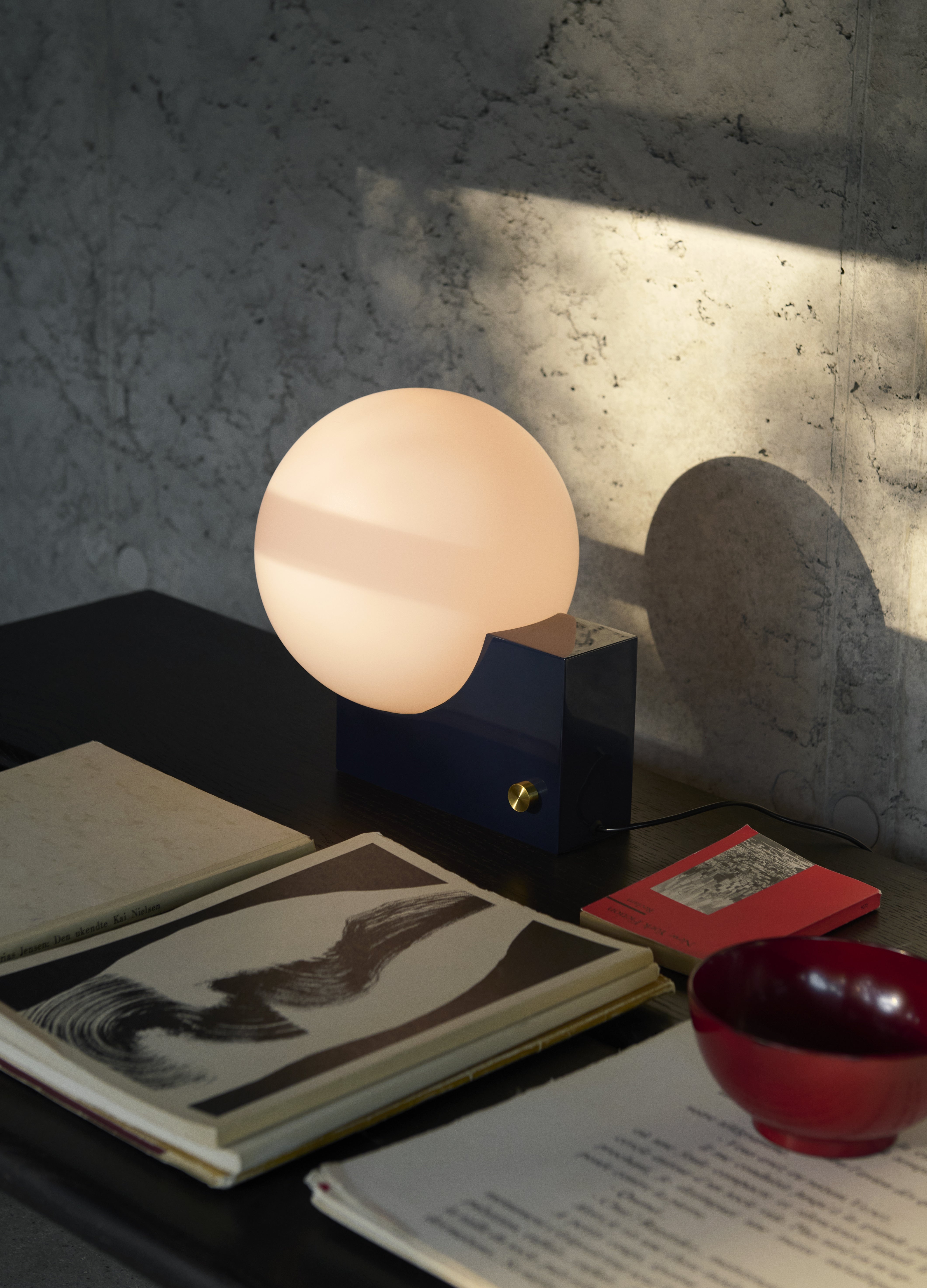 Stolní lampa JOURNEY SH1 s mléčným stínidlem a tmavě modrou základnou