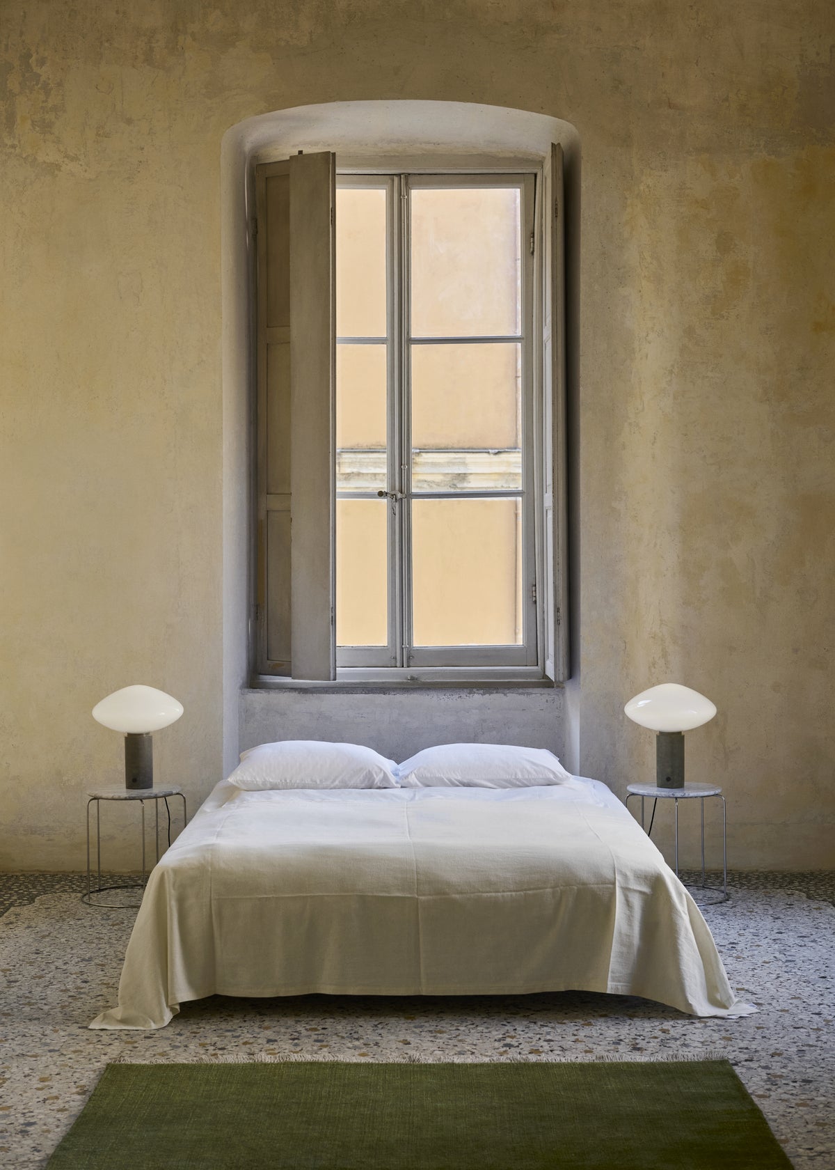 Stolní lampa MIST AP17 skleněné stínidlo se šedým mramorovým podstavcem
