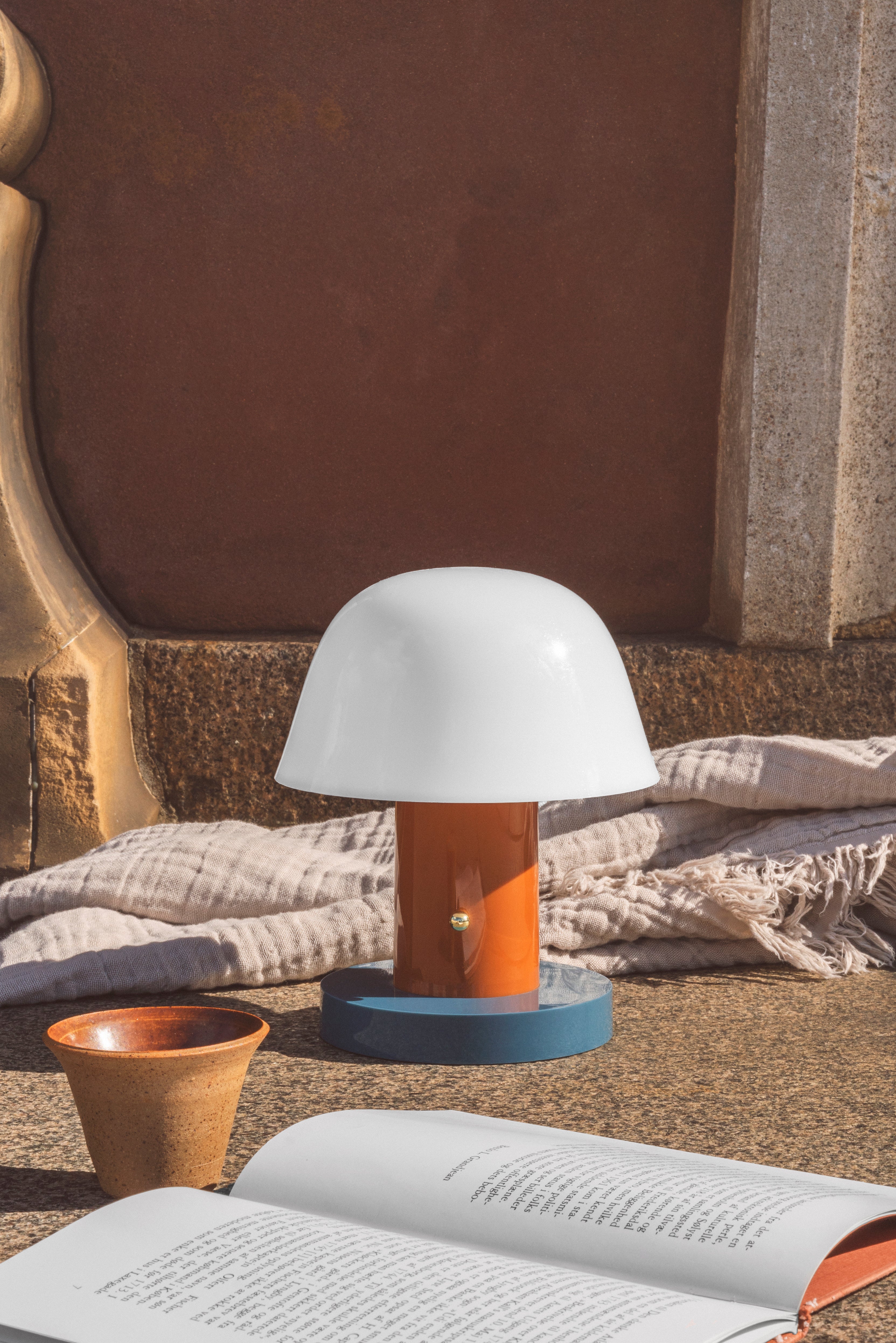Lampa prenosná SETAGO JH27 s krémovým stínidlem a oranžovo-modrým podstavcem.