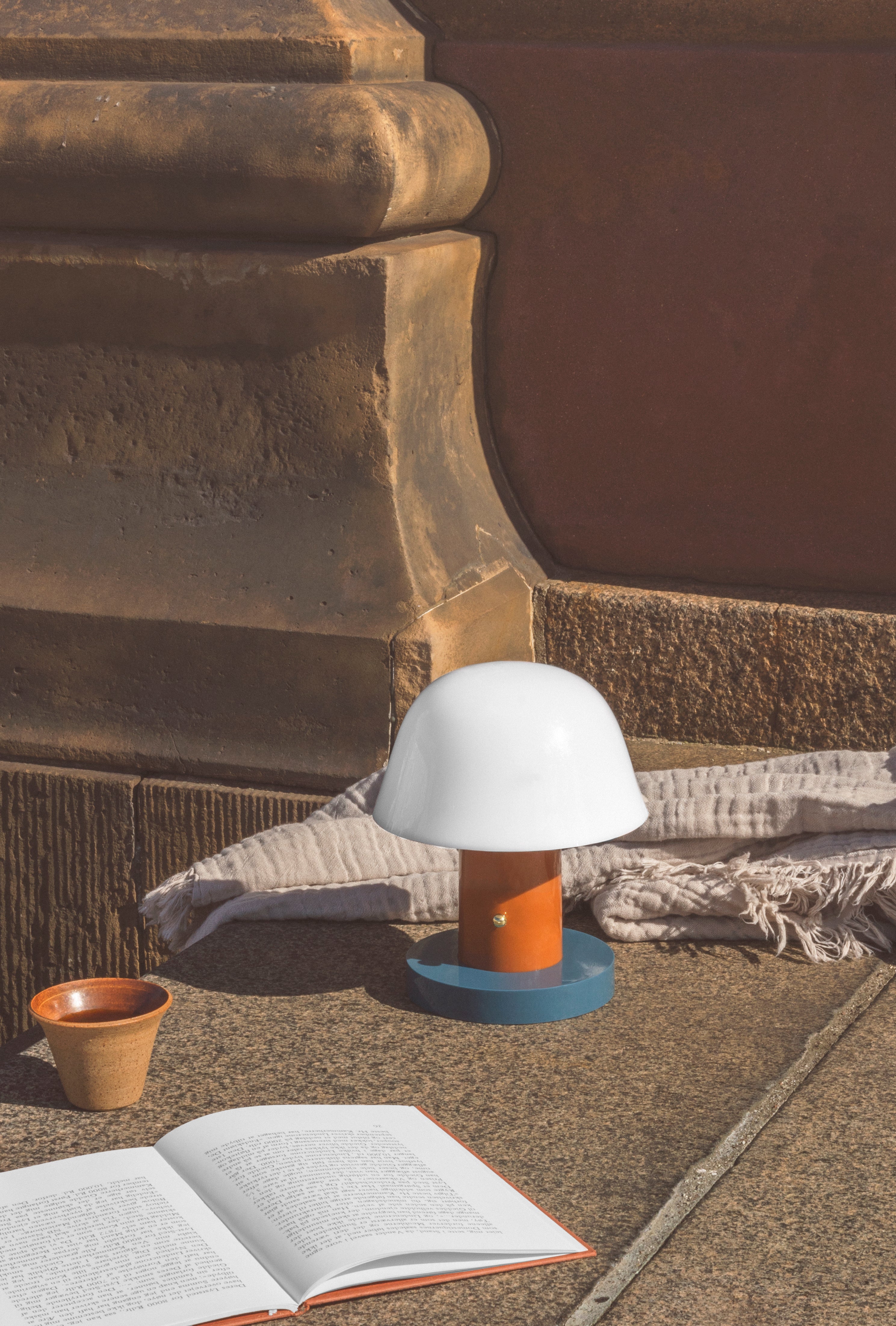 Lampa prenosná SETAGO JH27 s krémovým stínidlem a oranžovo-modrým podstavcem.