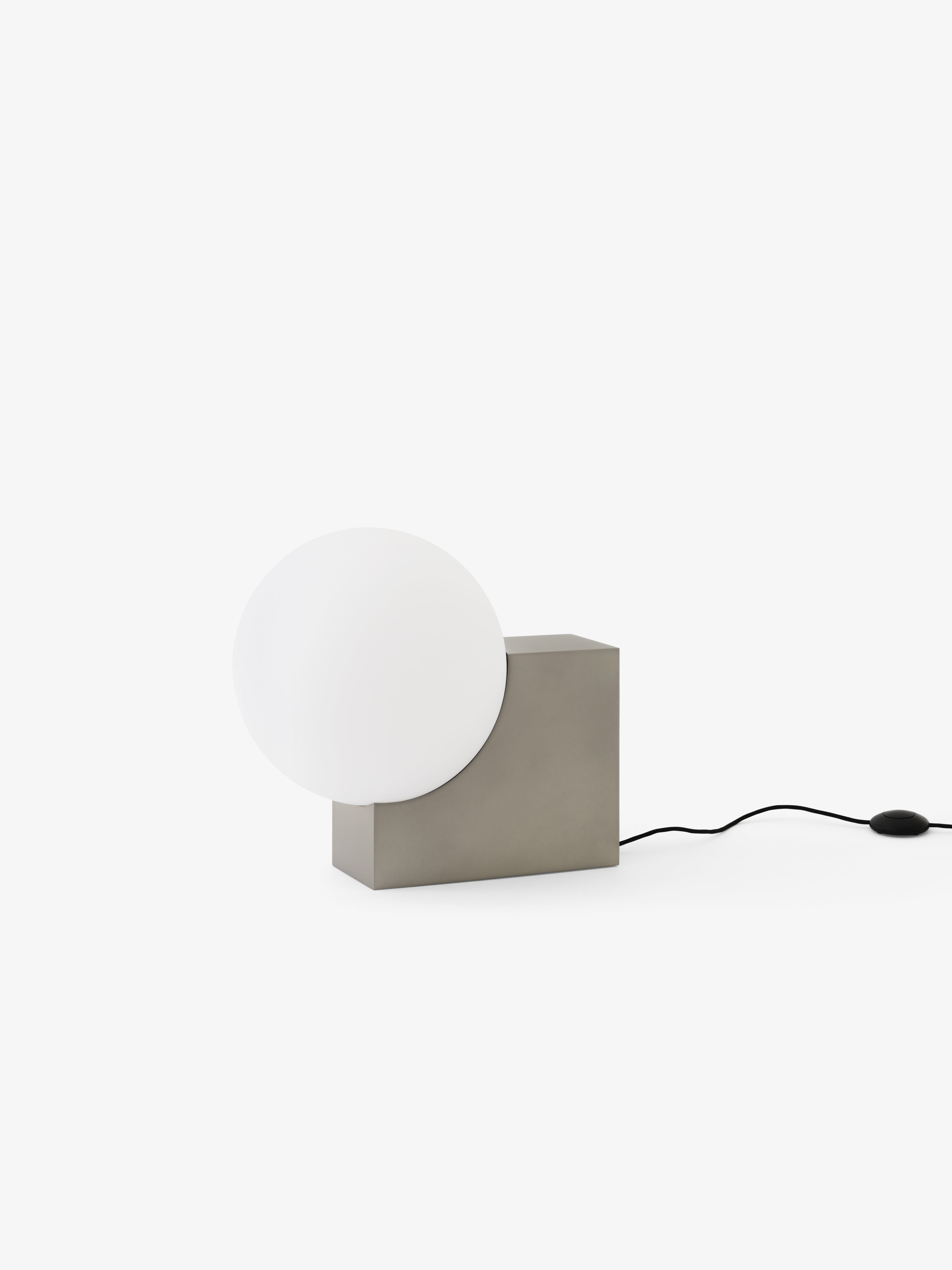 Podlahová lampa JOURNEY SH4 s skleněným stínidlem a základnou z kartáčované oceli.