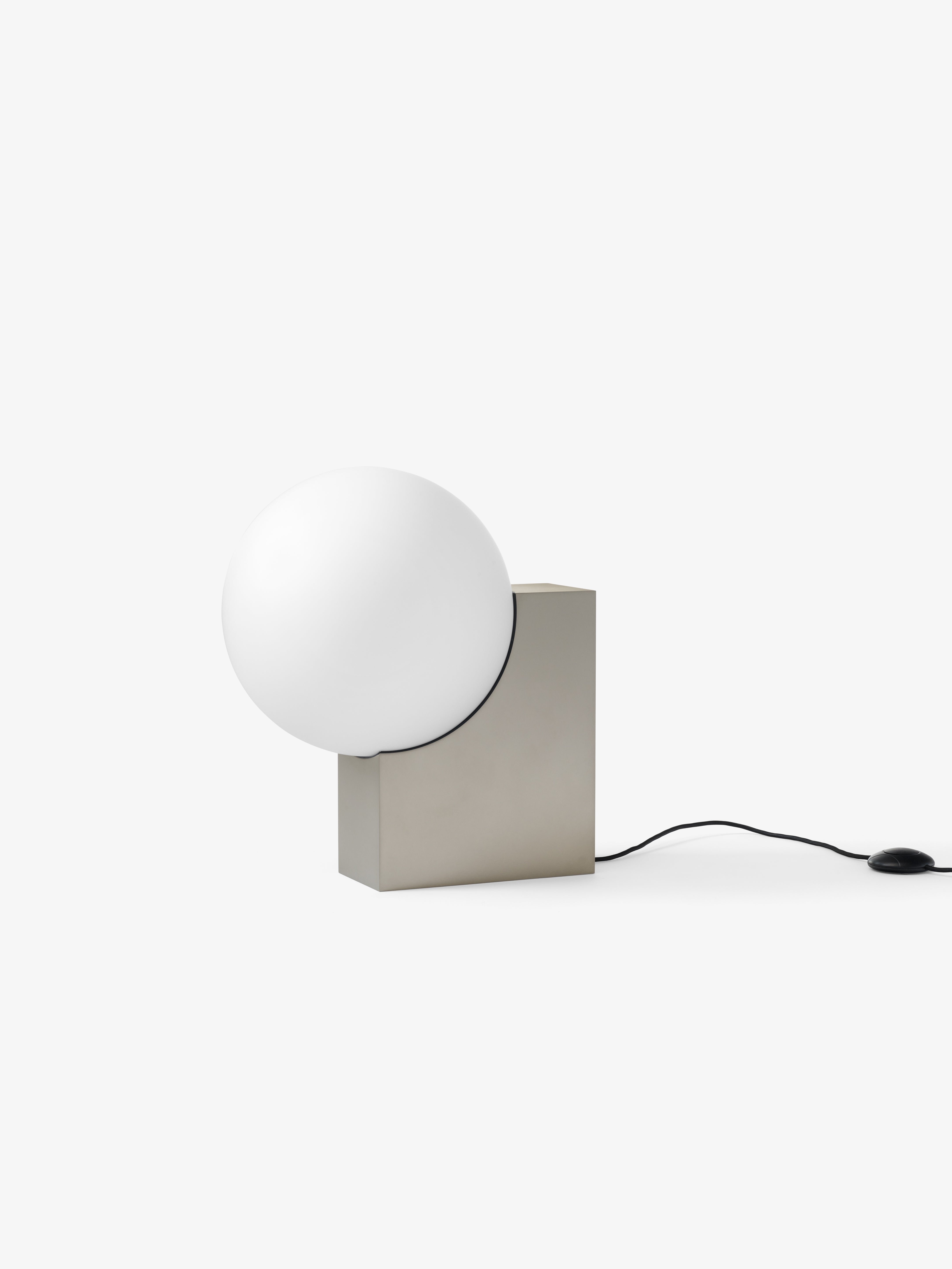 Podlahová lampa JOURNEY SH4 s skleněným stínidlem a základnou z kartáčované oceli.