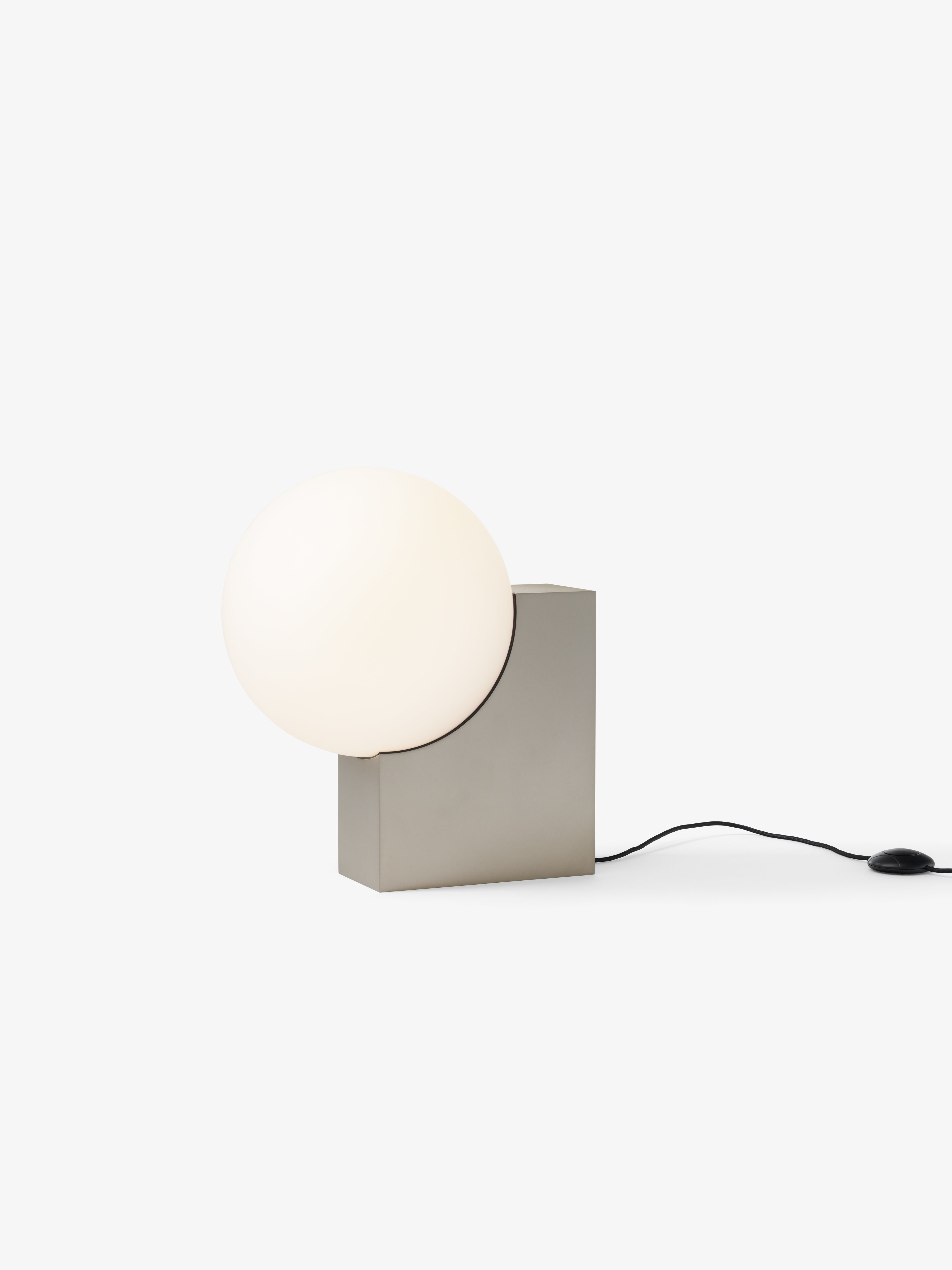 Podlahová lampa JOURNEY SH4 s skleněným stínidlem a základnou z kartáčované oceli.