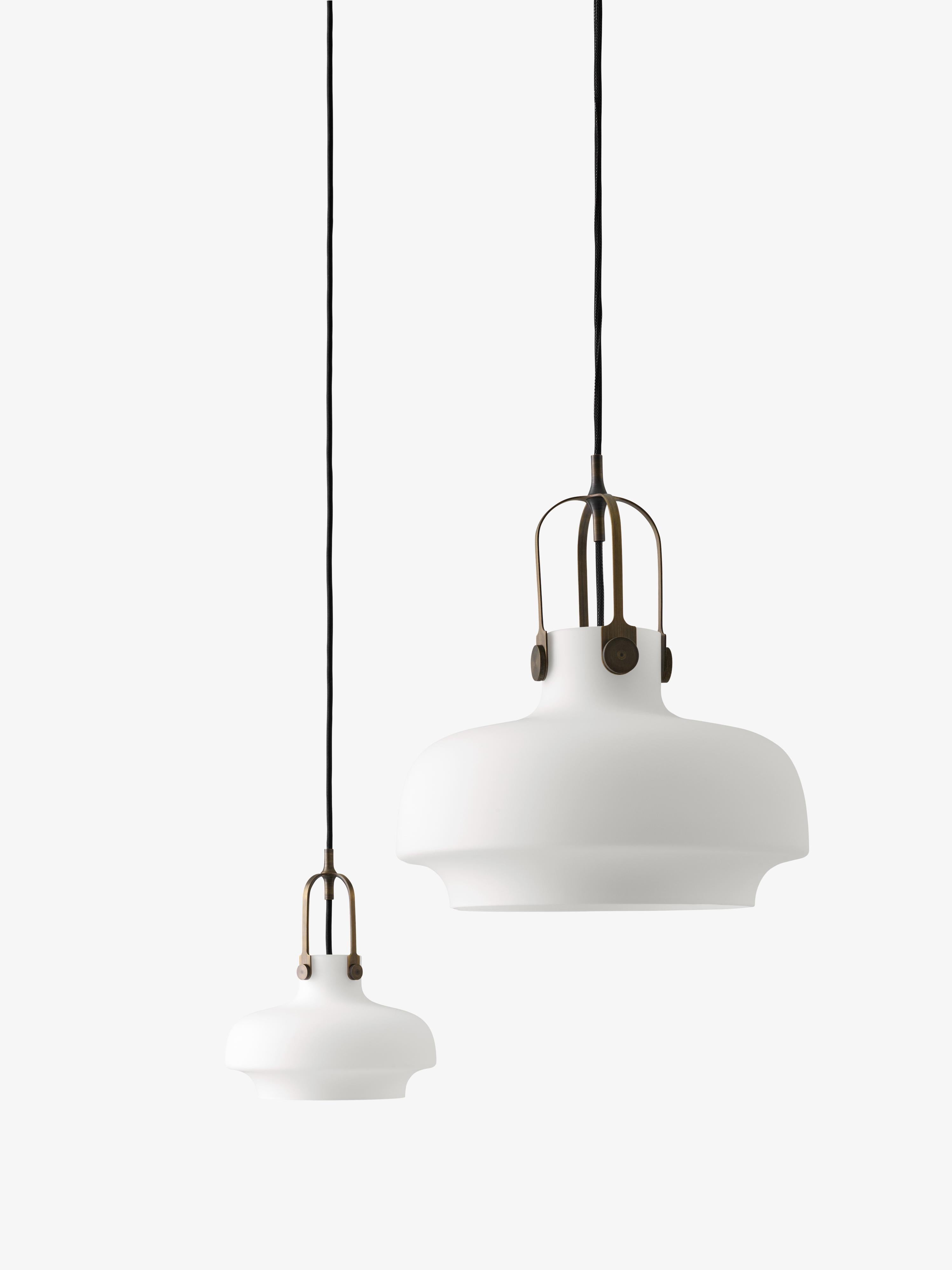 Lampa visící COPENHAGEN s opálovým stínidlem a hnědým povrchem.