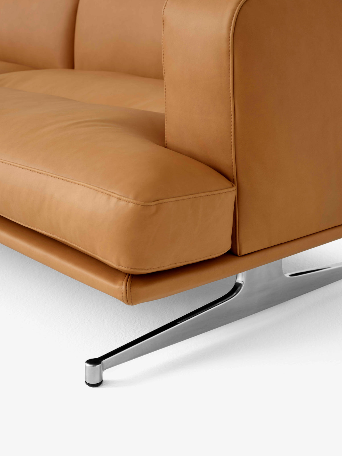 Sofa pro 3 osoby INLAND AV23 čalouněná s hliníkovým podstavcem