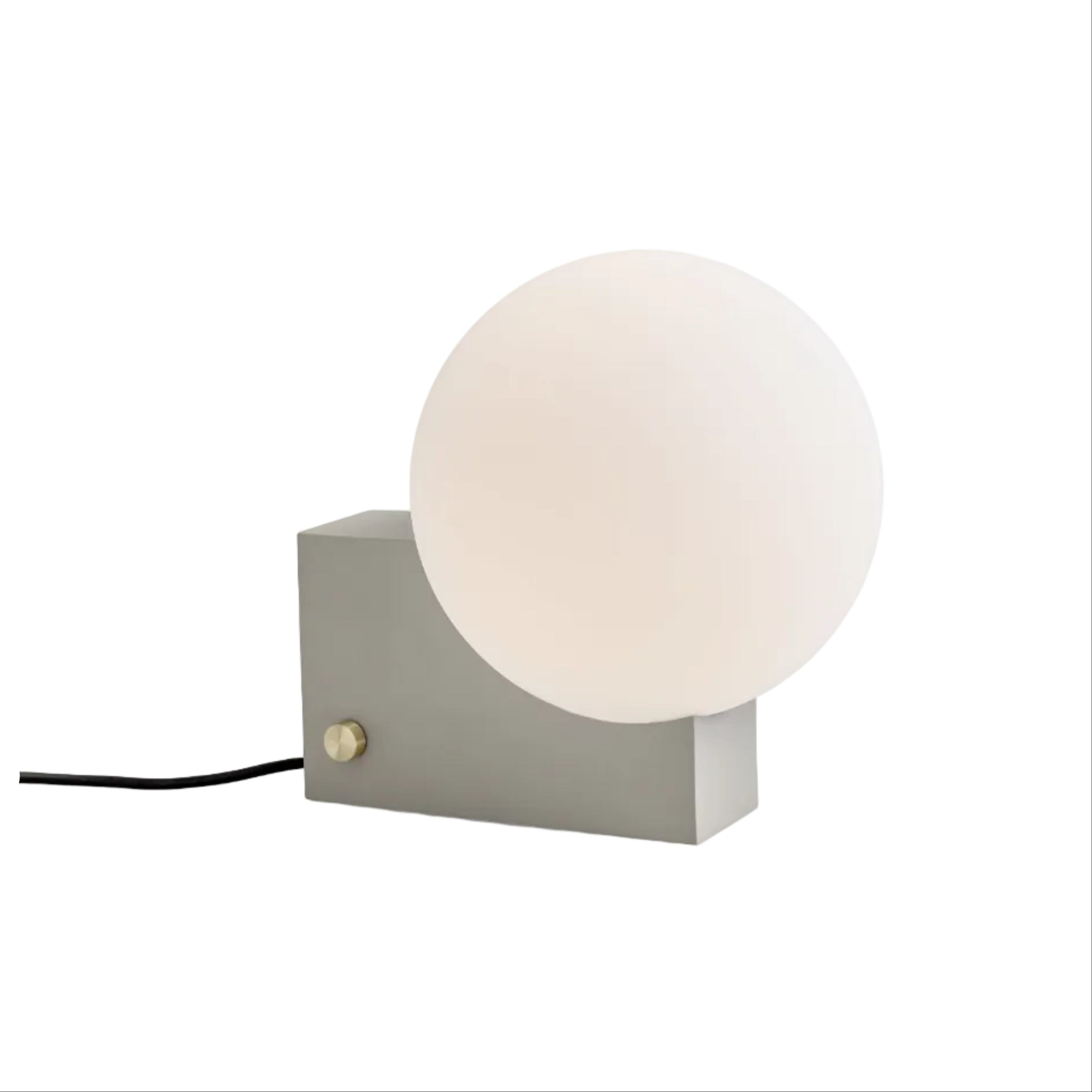 Stolní lampa JOURNEY SH1 s mléčným stínidlem a šedým podstavcem.