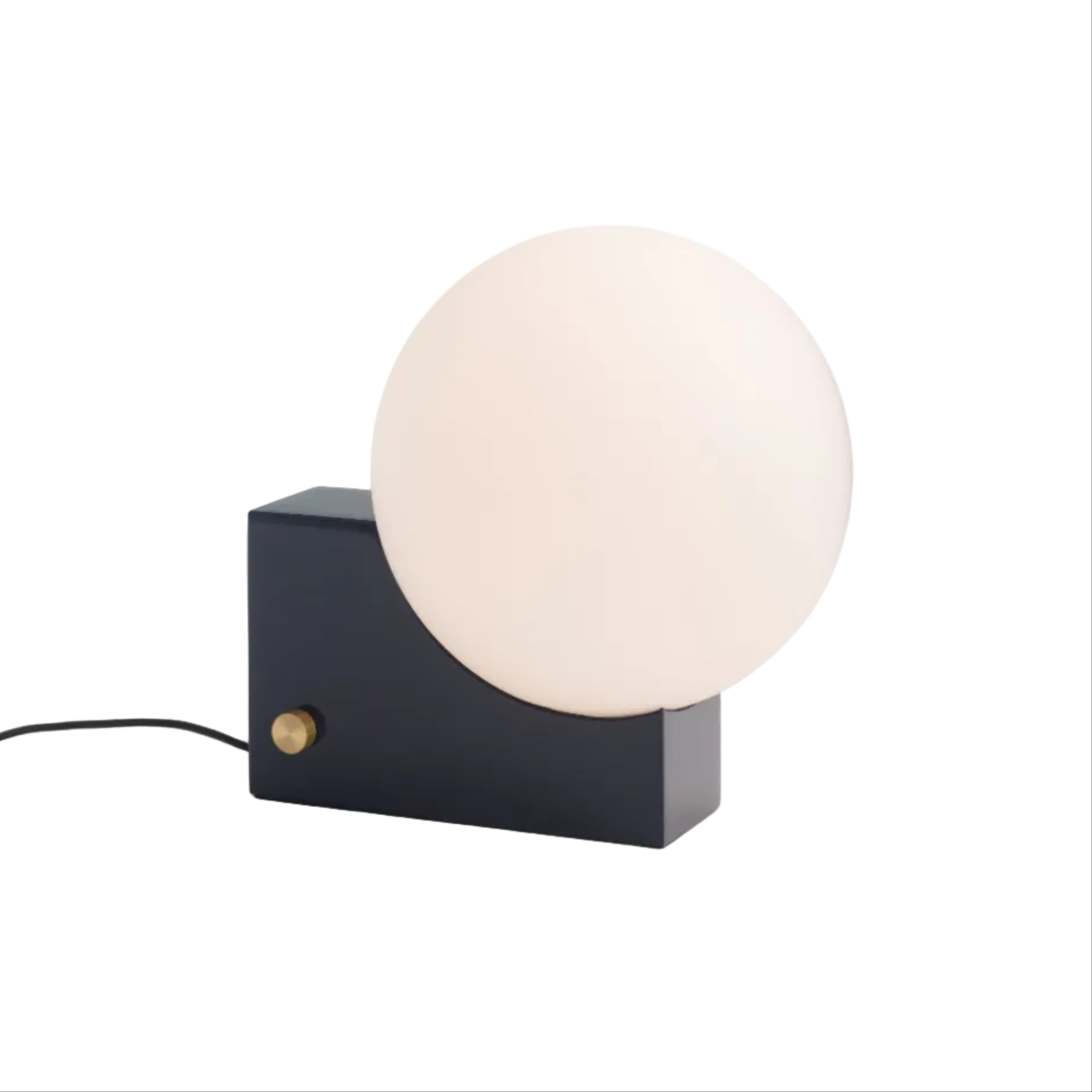Stolní lampa JOURNEY SH1 s mléčným stínidlem a tmavě modrou základnou