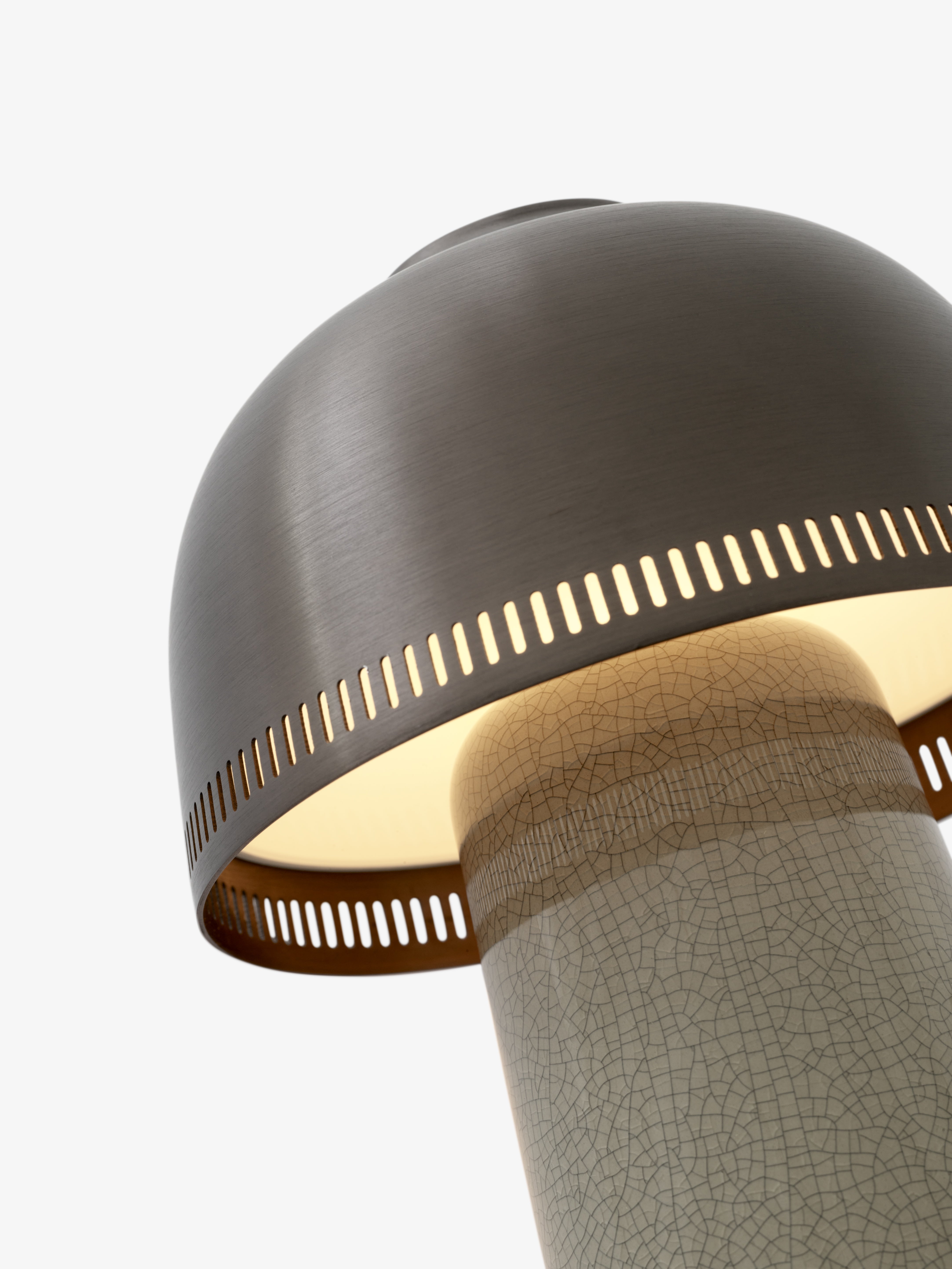 Přenosná lampa RAKU SH8 s hnědým stínidlem a béžovým podstavcem.