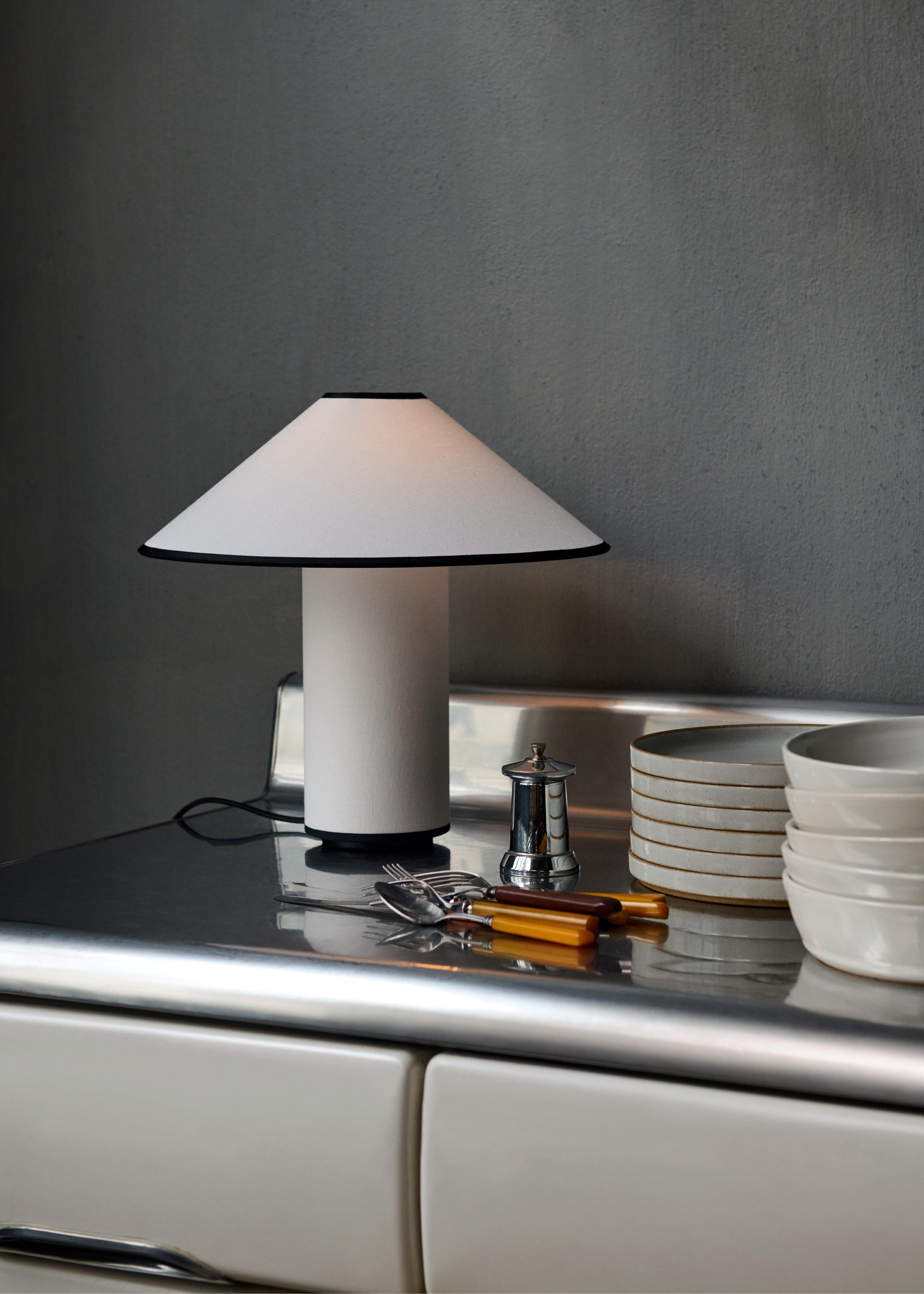 Stolní lampa COLETTE ATD6 bílá s černým povrchem
