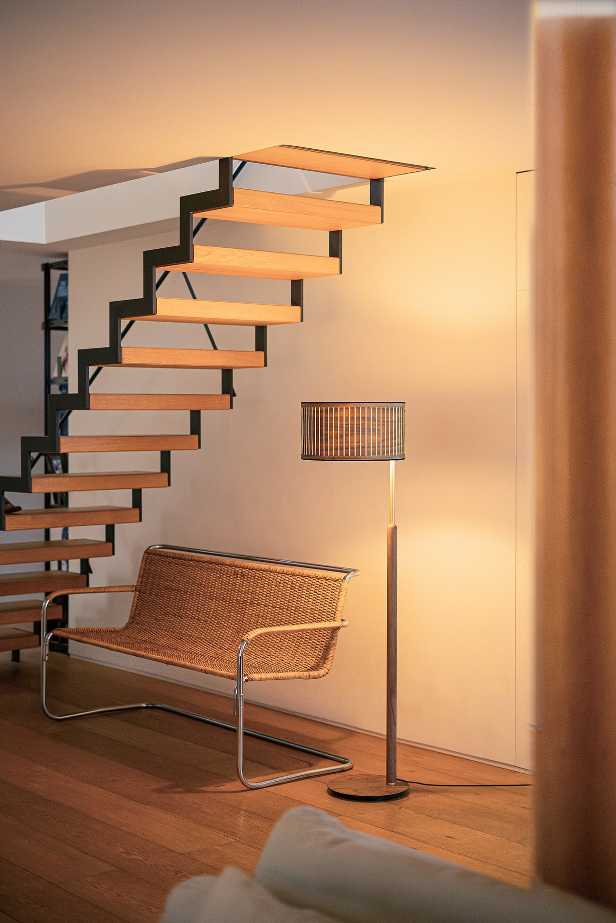 Lampa stojąca AUTUMN drewno orzechowe – Nomon