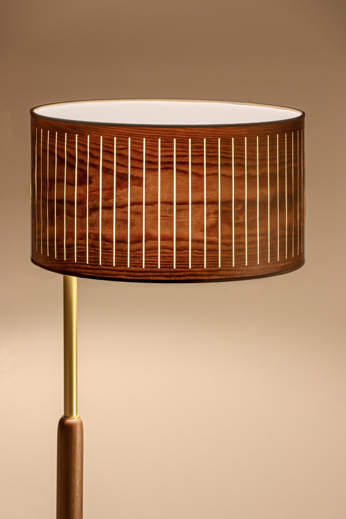 Lampa stojąca AUTUMN drewno orzechowe – mosiądz