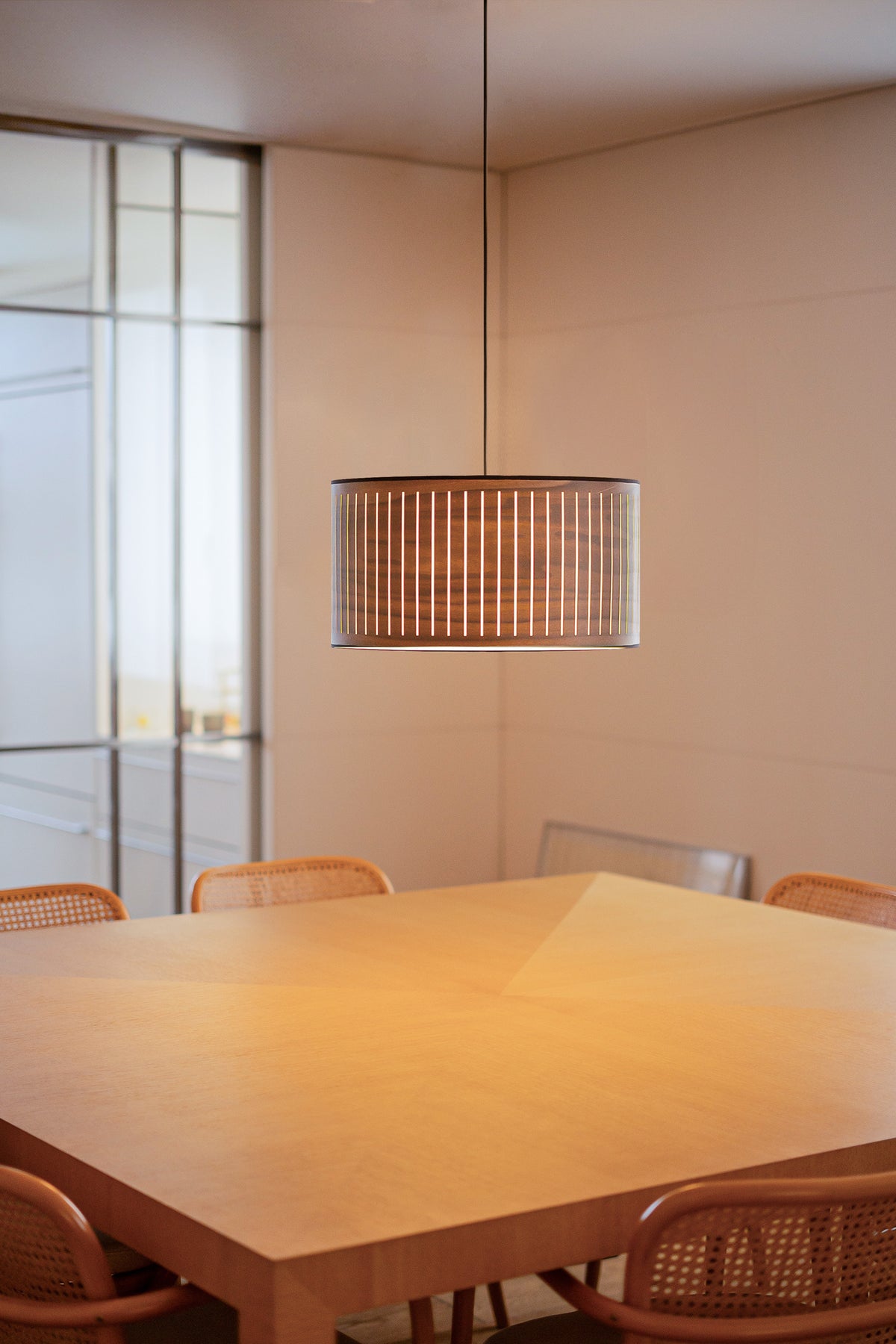 Lampa wisząca AUTUMN drewno orzechowe – styl minimalistyczny