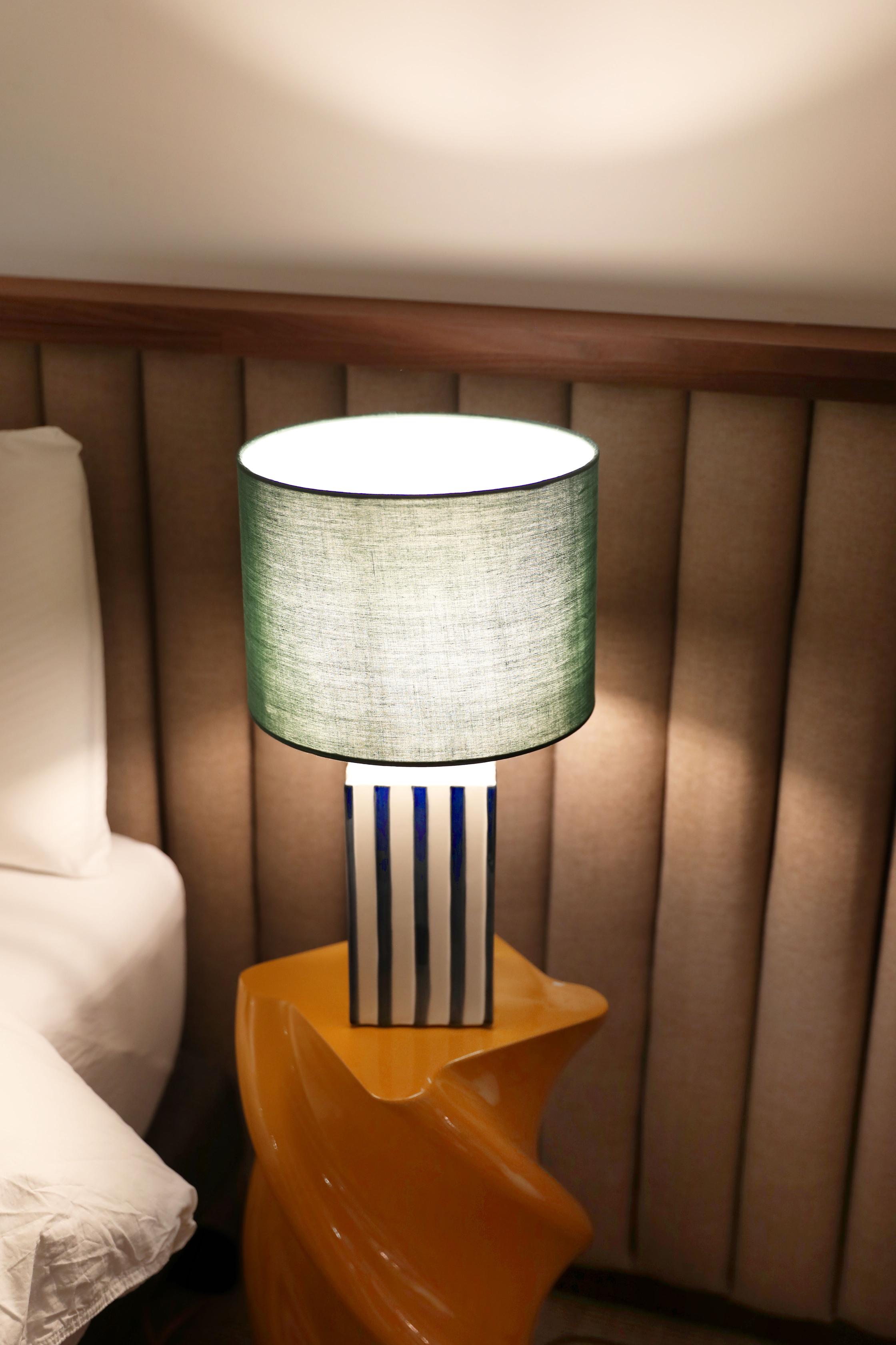 Stolní lampa STREAK modro-bílá se zeleným stínidlem