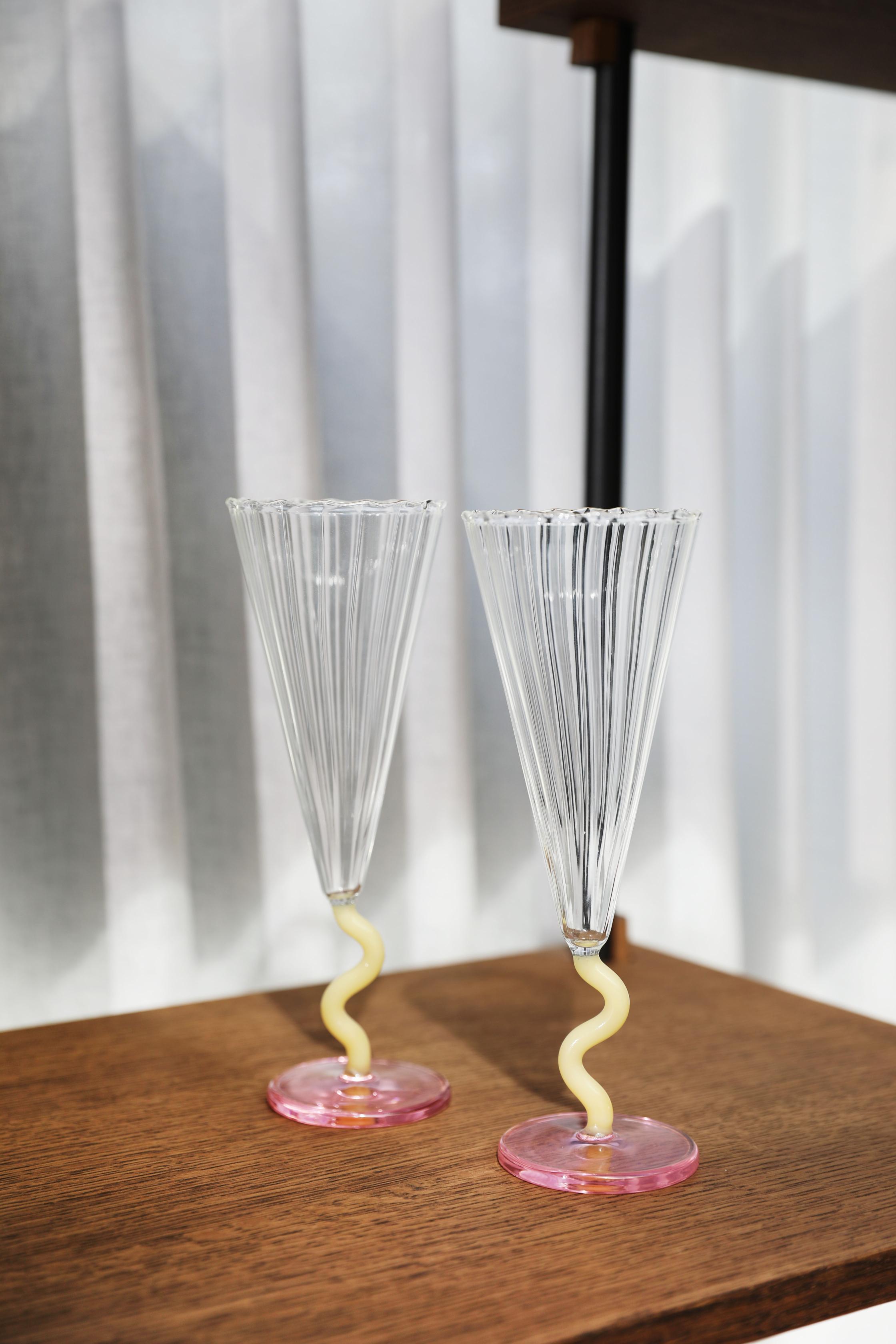Set of CURVE yellow and pink champagne glasses
