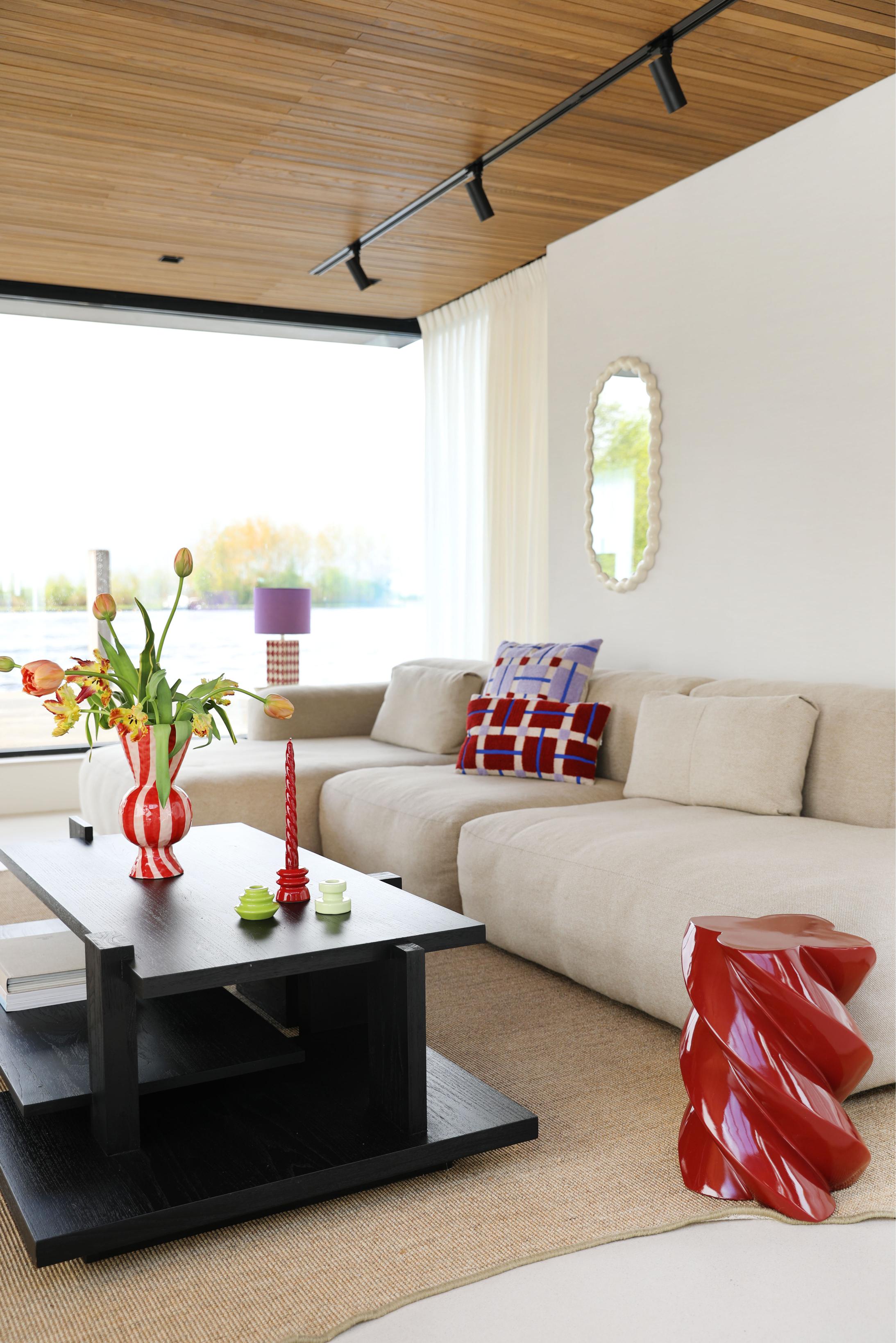 STREAK table lamp in red and white with a purple shade