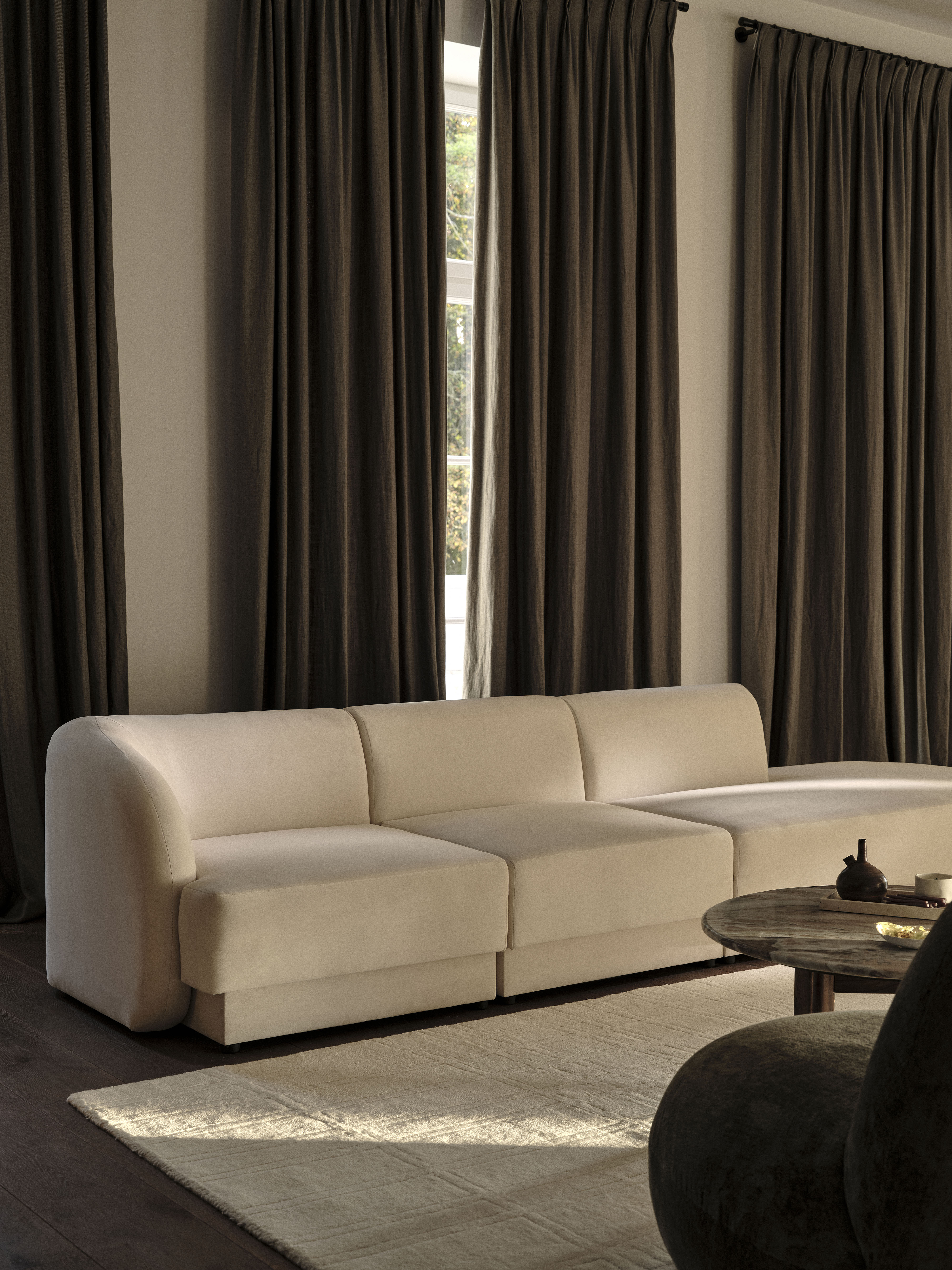 Sametový rohový gauč pro 6 osob ve tvaru U pravý MILEY cappuccino