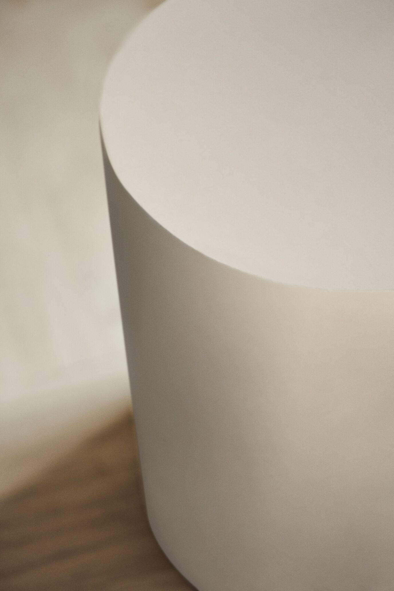 Stojací lampa ACORN bílá se základnou ze šedého betonu