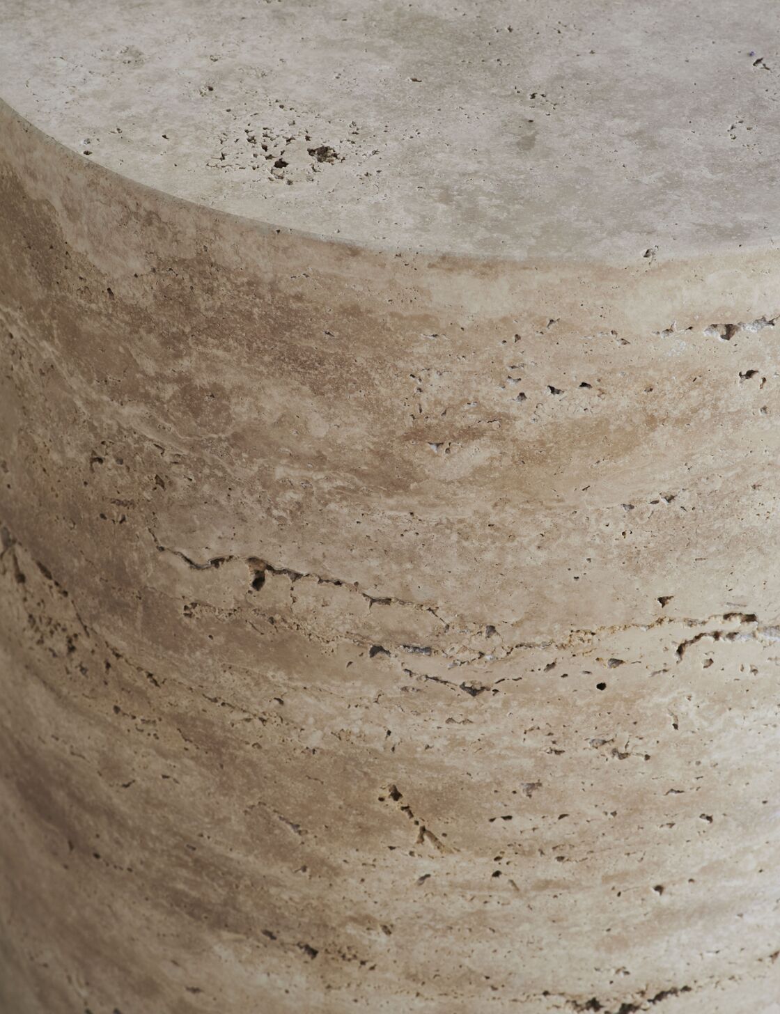 Stojací lampa ACORN bílá se základnou ze šedého betonu