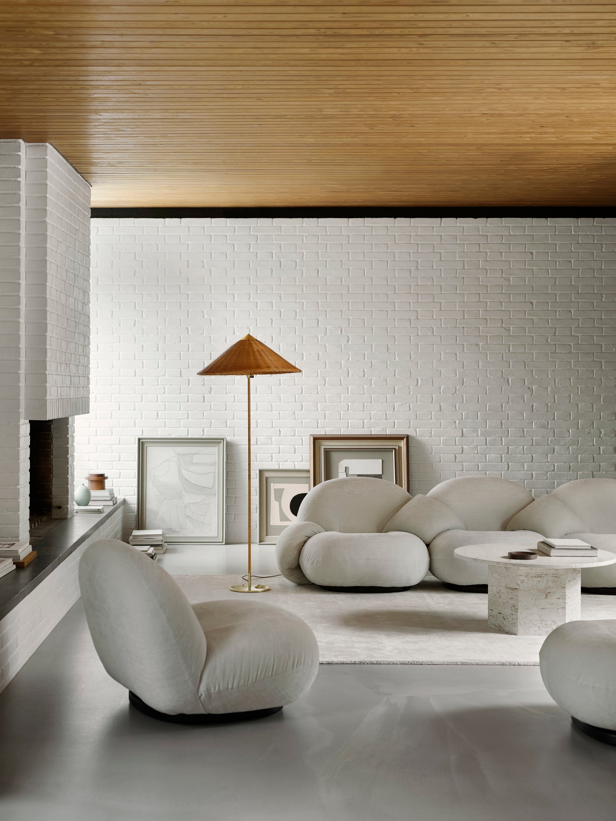 Pohovka 2-osobová PACHA čalouněná se zlatým podstavcem