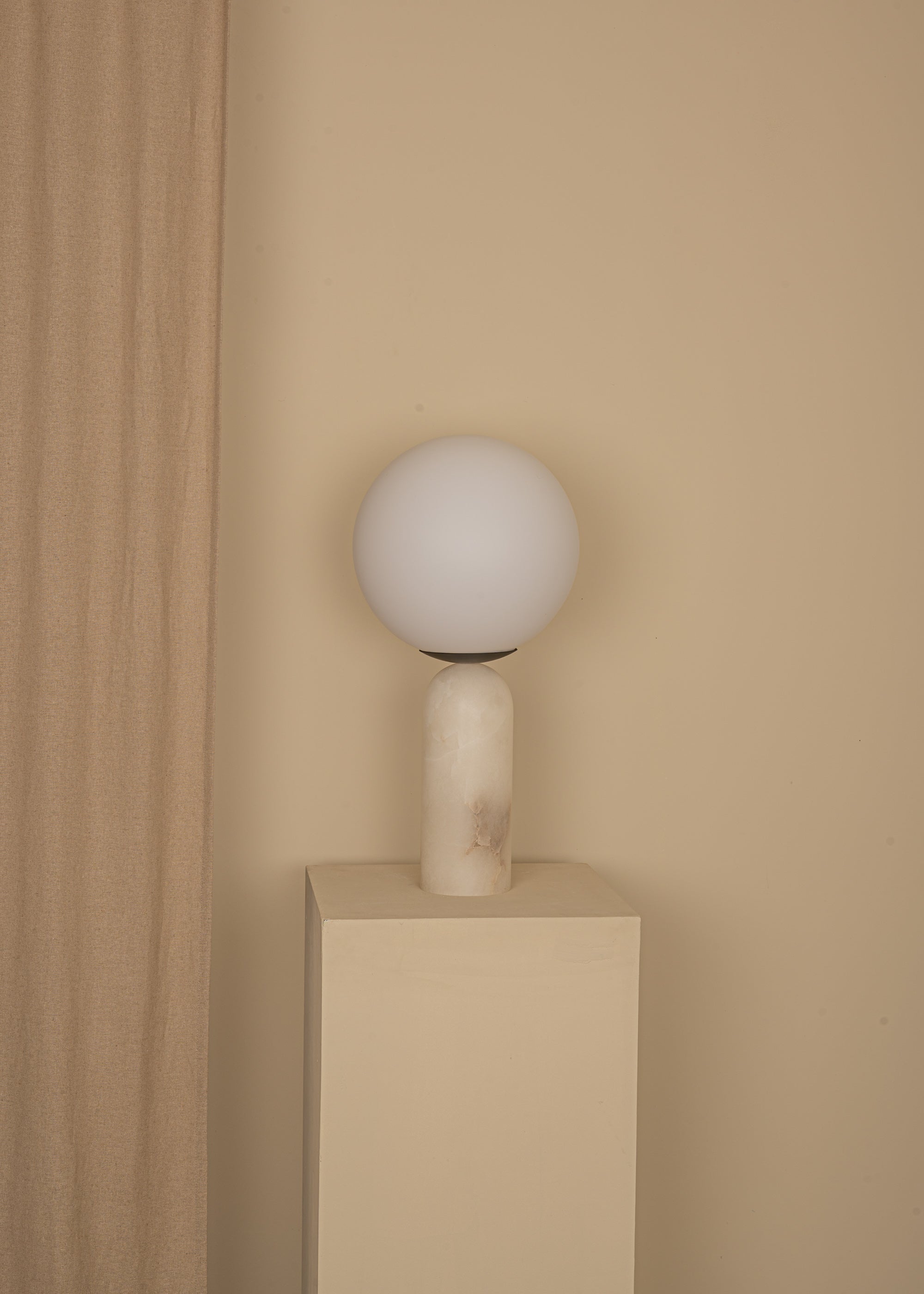 Stolní lampa ATLAS bílý alabastr