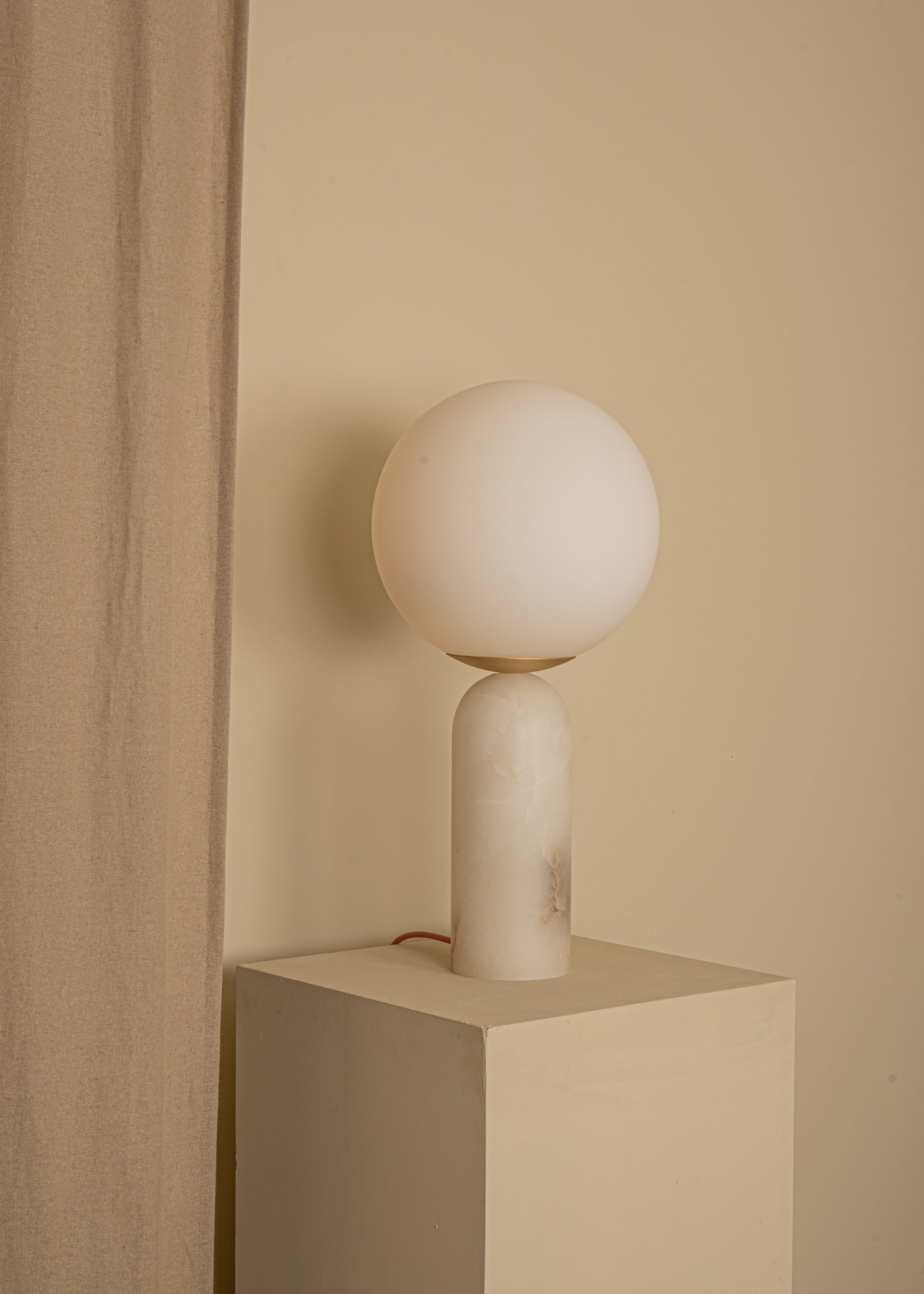 Stolní lampa ATLAS bílý alabastr